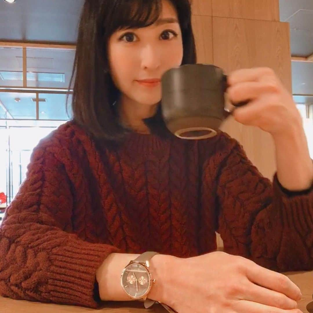 土屋香織さんのインスタグラム写真 - (土屋香織Instagram)「𓆸. 駅伝に出るラン友さん達に 頑張ってを伝えた後 仕事前の朝お茶 ☕︎ 𖦞𖦞𖦞 行きたかったスタバリザーブで ゆったりした贅沢な時間が過ごせて 朝からとっても幸せでした⸜(๑⃙⃘'ᵕ'๑⃙⃘)⸝⋆︎* ここのコーヒー やっぱりすごく美味しい♡ . 文字盤も見やすくて便利な 人気のFURLA METROPOLIS𓆸𓆸𓆸 グレイッシュベージュ。 この色味すごく好き♡ . @the_platinum_select . #theplatinumselect #furla #furlawatch #フルラ #フルラ時計 #メトロポリス . . . #fashiongram #fashionblog #fashionista #時計好きな人て繋がりたい #手元倶楽部 #腕時計 #kaumo_fashion #ponte_fashion #大人コーデ #mineby3mootd #r_fashion #kurashiru #locari #mery #4meee #4yuuu #ママリ #ママリファッション #mamagirl #オトナミューズ #おしゃれさんと繋がりたい #スタバリザーブ #starbucks #starbuckscoffee」1月12日 20時17分 - kaorintsuchiya