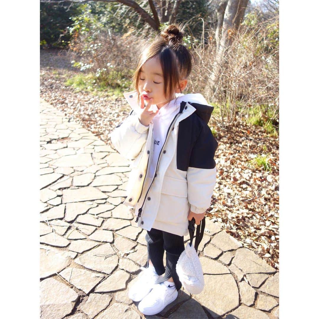 Saraさんのインスタグラム写真 - (SaraInstagram)「. coordinate♡ . おNEWの切り替えマンパで モノトーンコーデ🖤 . outer ▶︎ #lowrysfarm  pants ▶︎ #petitmain  socks ▶︎ #nike shoes ▶︎ #nike  bag ▶︎ #colony2139 .  #ootd #kids #kids_japan #kids_japan_ootd #kjp_ootd #kidsfahion #kidscode #kidsootd #kidswear #jeanasiskids #キッズコーデ #キッズファッション #インスタキッズ #マンパ #ナイキ #モノトーンコーデ」1月12日 20時39分 - sarasara718