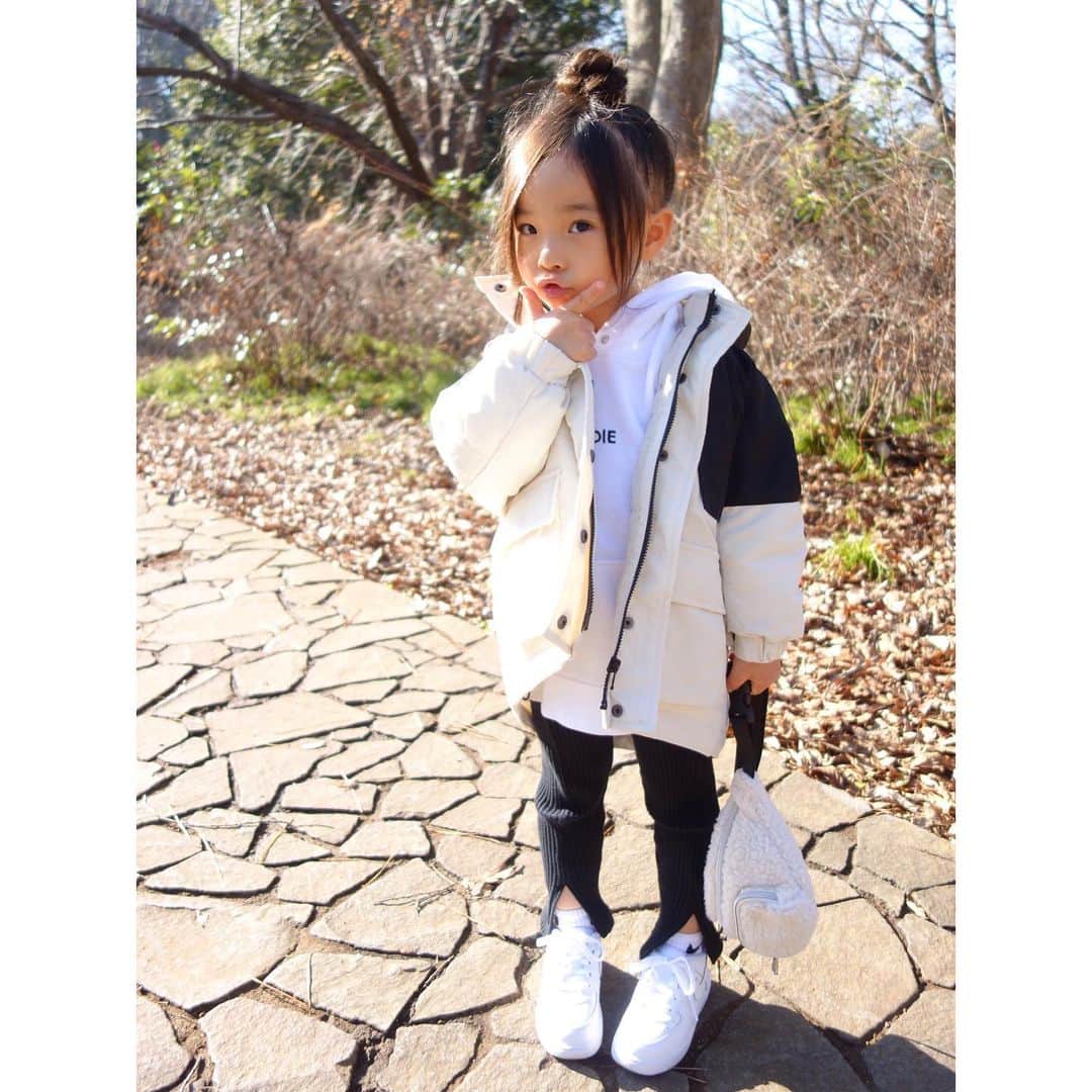 Saraさんのインスタグラム写真 - (SaraInstagram)「. coordinate♡ . おNEWの切り替えマンパで モノトーンコーデ🖤 . outer ▶︎ #lowrysfarm  pants ▶︎ #petitmain  socks ▶︎ #nike shoes ▶︎ #nike  bag ▶︎ #colony2139 .  #ootd #kids #kids_japan #kids_japan_ootd #kjp_ootd #kidsfahion #kidscode #kidsootd #kidswear #jeanasiskids #キッズコーデ #キッズファッション #インスタキッズ #マンパ #ナイキ #モノトーンコーデ」1月12日 20時39分 - sarasara718