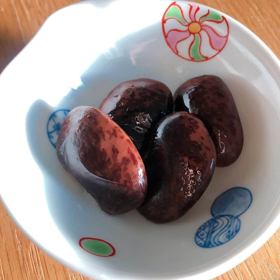山崎愛香さんのインスタグラム写真 - (山崎愛香Instagram)「. 旦那さんの妹から オリジナルの「ながわ食べる通信」をいただきました❤️ その中の奈川産の花豆で初めての煮豆づくり。 1昼夜浸水させて、何回かアク抜きして 調味料を入れて少しコトコト…。 少し皮の硬さが残っちゃったけど、 自分で作る煮豆はなんとも愛おしい☺️❤️ 初めての食材を料理するのってワクワクするね！ #奈川 #長野県 #長野県グルメ #奈川グルメ #蕎麦茶 #えごま油 #そばの実 #きび #花豆 #煮豆 #まめしごと」1月12日 20時40分 - manaka_yamazaki