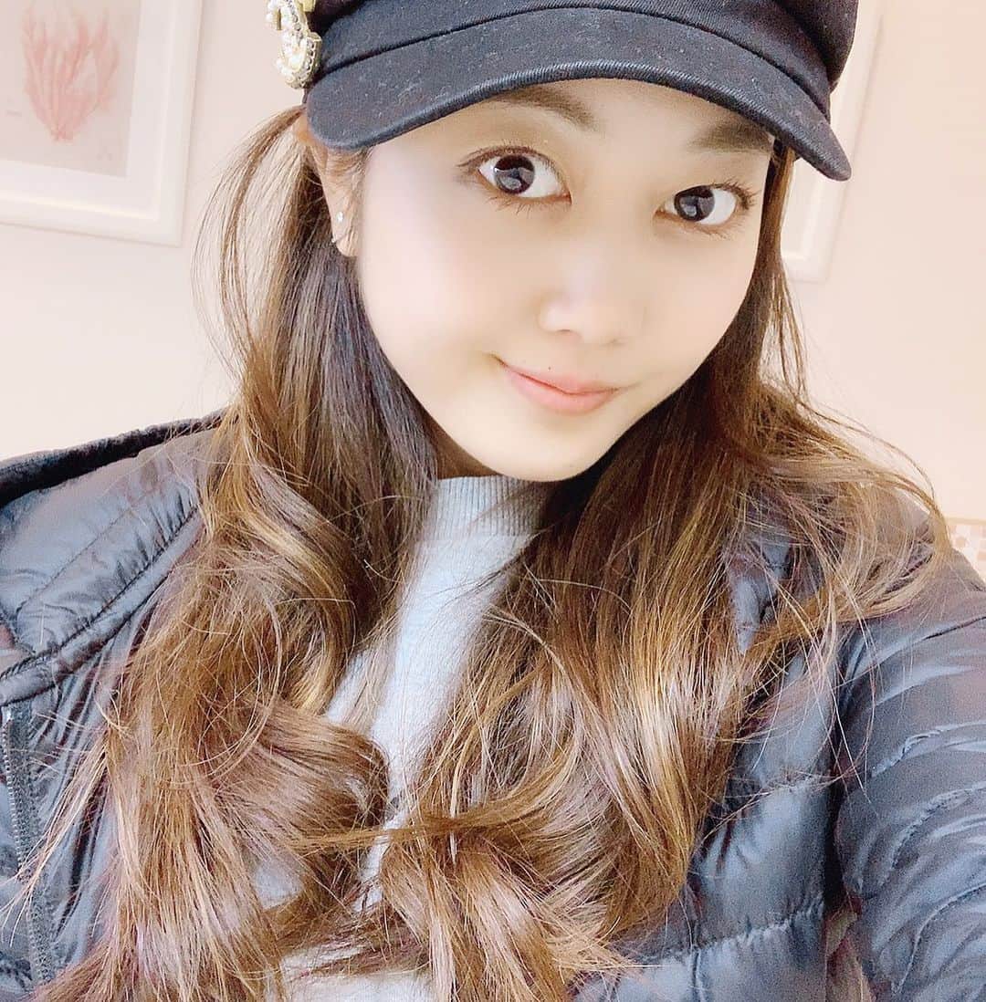 岡本麻佑のインスタグラム：「. 前髪を何億年ぶり(それは盛った)に作ろうかなと思うけどいつも切ったらまた伸ばしたくなるし、めちゃめちゃ躊躇してて…でも悩み抜いた末、決めた！もし今の自分の目標が達成出来たら前髪作ります！！💇🏽‍♀️ という謎の宣言でした🙋🏽‍♀️🙋🏽‍♀️🙋🏽‍♀️笑」