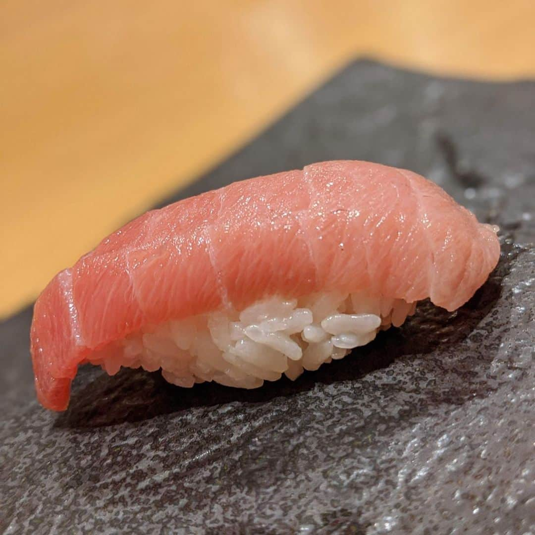 大見さなえさんのインスタグラム写真 - (大見さなえInstagram)「行列でコスパ抜群😍🐟 福岡 天神『#ひょうたん寿司 』②  鮮度抜群の車海老刺し、馬刺し、カンパチかまの塩焼き 握りで中トロ、雲丹、ボタンエビ そして活きた鮑も😳！ 賑やかな空間で、友達と鮮度いいものを気軽に食べたい時に🙆‍♀️ ・ #車海老 #海老 #コスパ高い #めぐログ_福岡天神 #海鮮 #鮮魚 #福岡グルメ #福岡 #博多グルメ #天神グルメ #天神 #福岡愛 #フードアナリスト #pixelで撮影 #可愛さゼロ #魚介」1月12日 11時53分 - tabe_megumi