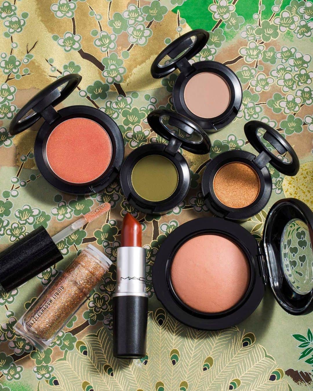 M∙A∙C Cosmetics Japanのインスタグラム：「ㅤ 1月13日は成人の日👘✨ ㅤ 2020年に人気のグリーンベースの振袖メイクに おすすめのアイテムをご紹介！ M·A·Cが提案する成人式メイクは昨日の投稿をチェック👇 ㅤ ㅤ ↓↓掲載製品↓↓ クリーム カラー ベース [インプロパー コッパー] スモール アイシャドウ [ウェッジ][アンバー ライト][モー マネー モー プロブレムス ] ダズルシャドウ リキッド [フラッシュ アンド ダッシュ] M·A·C ミネラライズ ブラッシュ [ナチュラリー フローレス] リップスティック [マラケシュ] ㅤ DESIGN: M·A·C ARTIST  HATSUO ARISAKA DAIKI SHIMIZU ⠀@macpro_tokyo PHOTO: @takaki_iwata ㅤ #成人式 #成人式メイク #成人式ヘアメイク #成人式振袖 #成人式着物 #成人式2020 #MACCosmeticsJapan #MACコスメ #MACCosmetics #コスメ #メイク #アイシャドウ #アイメイク #オレンジメイク #オレンジリップ #リップメイク #リップ #口紅 #お気に入りコスメ #コスメ紹介 #おすすめコスメ #セルフメイク #メイク好き #化粧品 #makeup #beauty #cosmetics #eyemakeup #lipmakeup」