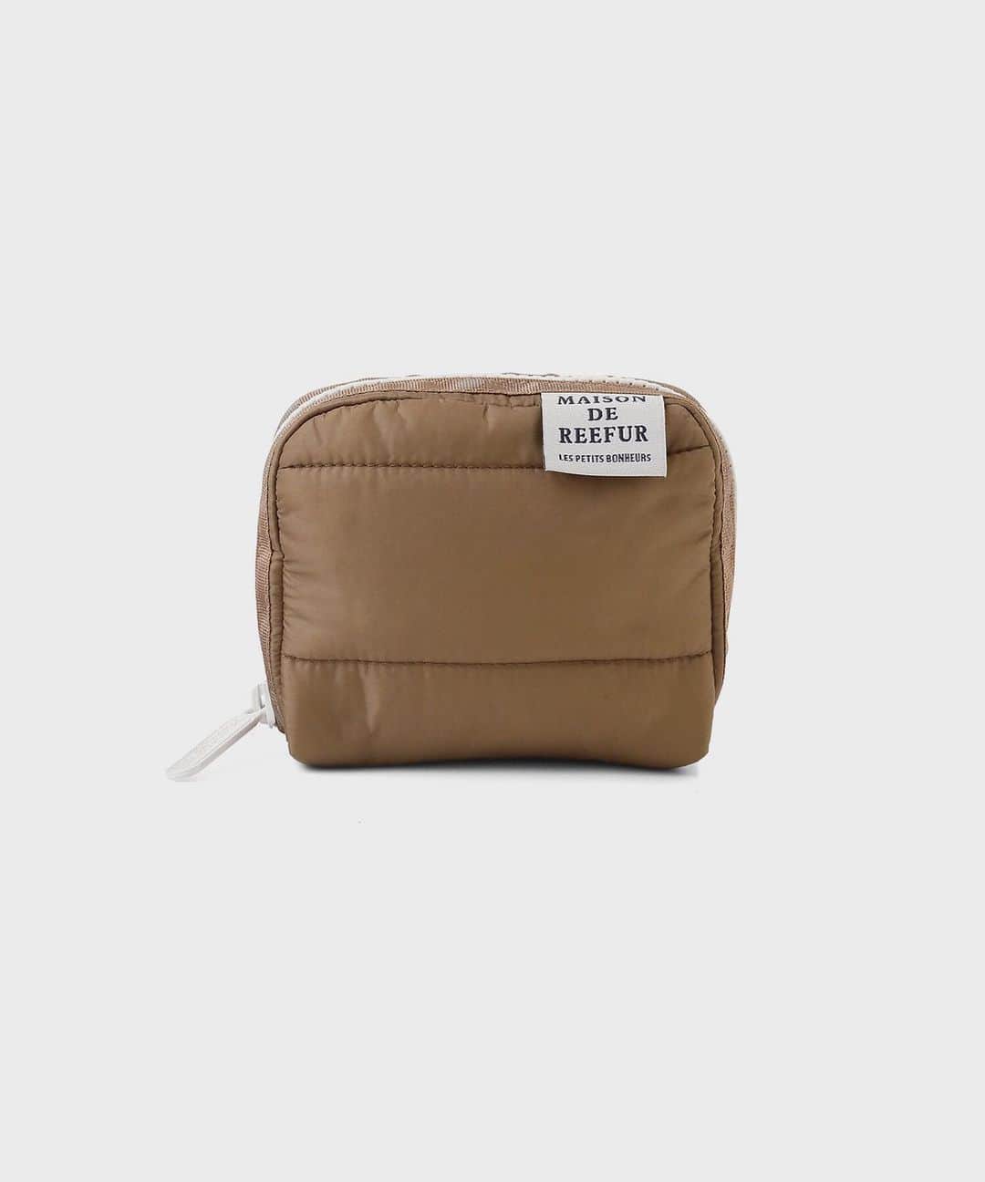 MAISON DE REEFURのインスタグラム：「. 【MERCI TIME SALE】 . MAISON DE REEFURでは、ブランド最終ともなるタイムセールを開催します。 . 話題の「LeSportsac(レスポートサック)」とのコラボレーションアイテムやバイヤーが買い付けたウエアや雑貨など、人気セレクトブランドがセールOFF率から《さらに》10％OFF！ . 【展開店舗】 ルミネエスト新宿店・博多店・OFFICIAL WEB SHOP・OFFICIAL GLOBAL SHOP・ZOZOTOWN店 ※ ルミネエスト新宿店・博多店では、 『2BUY 10％OFF キャンペーン』を開催中！ . #maisondereefur #reefur #bag #pouch #lesportsac #sale #wintersale #winter #winterfashion #fashion #logo #bag #pouch #collaboration #ロゴ #ポーチ #バッグ #レスポートサック #セール #リーファー #メゾンドリーファー #mercisale #merci #7年間ありがとう . . @maisondereefur @lesportsacjapan」