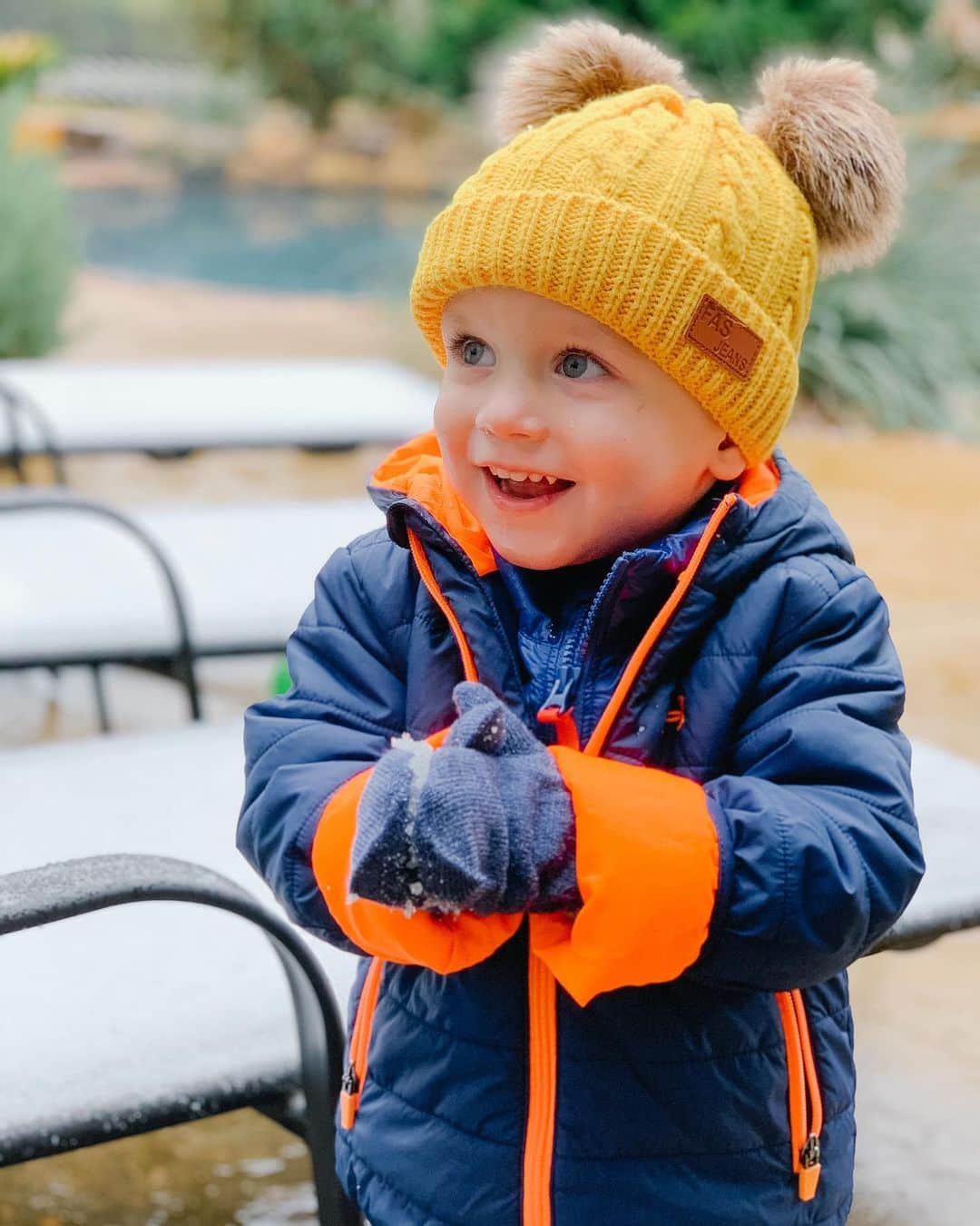 のインスタグラム：「First snow❄️ Even if it was only on the pool chairs🤪」