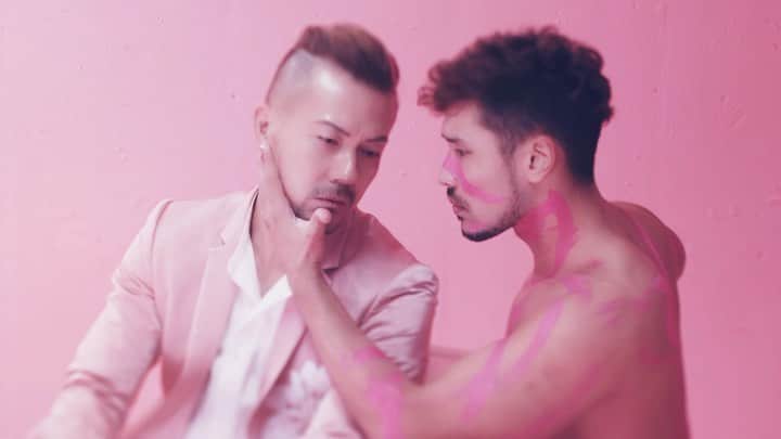 のインスタグラム：「“elephant LOVE” #toshinoriyonekura #newalbum #pinkelephant #pink #elephant #music #soul #randb #real #bodymake #fitness #gym #hotguys #hotboys #dancer #nude #male #singer #flower #love #lgbtq #japan #tokyo #newyork #sanfrancisco #losangeles #canada #tour #2020 #米倉利紀」