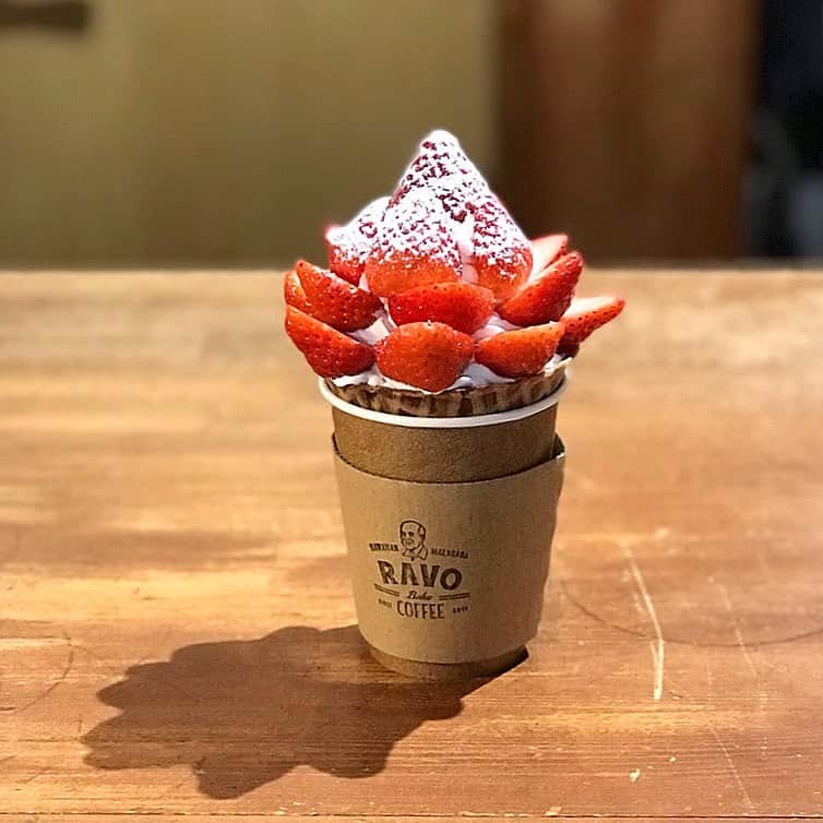 Ravo Bake Coffee Officialさんのインスタグラム写真 - (Ravo Bake Coffee OfficialInstagram)「. . . ワッフルに盛り沢山のいちご🍓 更にクリームの中には実は...😝 下はホットチョコになってます！ 是非召し上がれ〜〜〜🥳. . . . #いちご #神戸#元町#三ノ宮#トアロード#元町カフェ#神戸観光#神戸カフェ#カフェ活#神戸旅行#コーヒー#カフェ#カフェ巡り#神戸カフェ巡り#コーヒースタンド#コーヒー好き#マラサダ#カフェ好きな人と繋がりたい#고베#고베카페#오사카#오사카카페 #오사카여행#일본여행#먹스타그램#카페스타그램#셀피#바나나#커피#딸기타르트」1月12日 12時23分 - yacco_tofuten