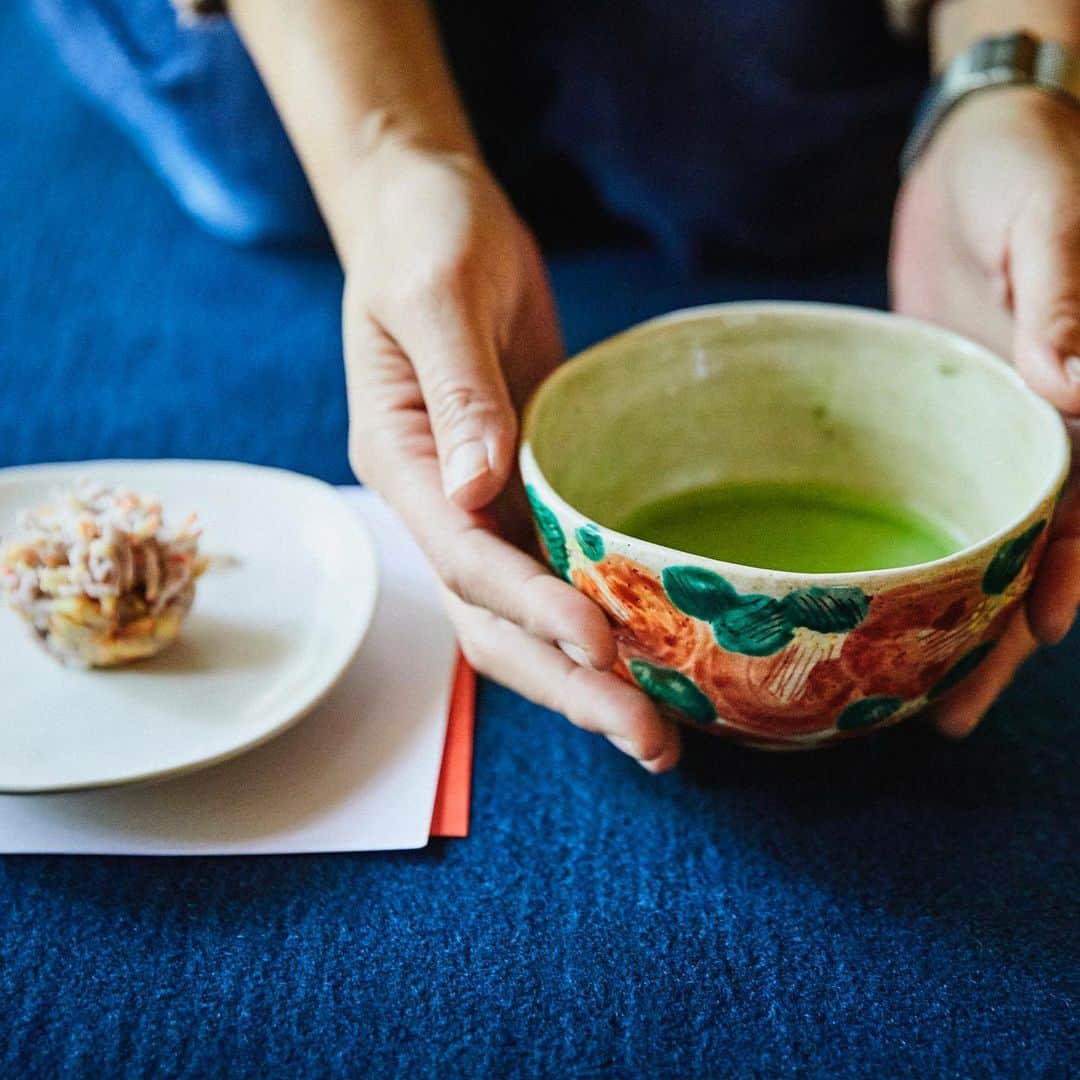 Hanako公式さんのインスタグラム写真 - (Hanako公式Instagram)「椿大神社での参拝後には見目麗しい椿の碗で、お茶を一服。﻿ ﻿ かの松下幸之助氏によって庭園とともに寄進された茶室「鈴松庵」。神水と呼ばれてきた山の湧き水で点てたお茶をいただきながら、静かなひと時を過ごすことができます🍵和菓子が供された銘々皿は持ち帰りも可能です！﻿ *﻿ ＼#Hanakogram 投稿募集中！／﻿ 今月のお題は 「#温泉旅メモ」♨️﻿ みなさんが温泉旅行で見つけたグルメや美しい風景を教えてください！ハッシュタグを付けてぜひ投稿してくださいね。﻿ ﻿ 📌参加方法﻿ STEP1：「温泉旅メモ」に合う写真に# Hanakogram と # 温泉旅メモ を付けて投稿。﻿ STEP2：Hanako編集部が毎月投稿を審査します。﻿ STEP3：Hanako賞に選ばれた投稿を、Hanako公式Instagramで紹介いたします。﻿ ﻿ 期間は2019/12/20〜2020/1/19。Hanako賞に選ばれた方には、「ぶどうの木×Hanako限定クレームブリュレタルト」をプレゼント🍮﻿ ﻿ *﻿ ﻿ 【Hanako_神社とお寺特集】﻿ #Hanako #Hanako_magazine #初詣 #お正月 #元旦 #神社 #寺 #椿大神社 #瀧尾神社 #湯泉神社 #縁結び#開運 #祈願 #温泉旅行 #日光旅行 #神社巡り#御朱印 #日帰り旅 #旅行 #女子旅 #タビジョ #temple #2020年 #日光金谷ホテル #本宮カフェ #あんみつ #photoby_AkiraYamaguchi」1月12日 12時47分 - hanako_magazine
