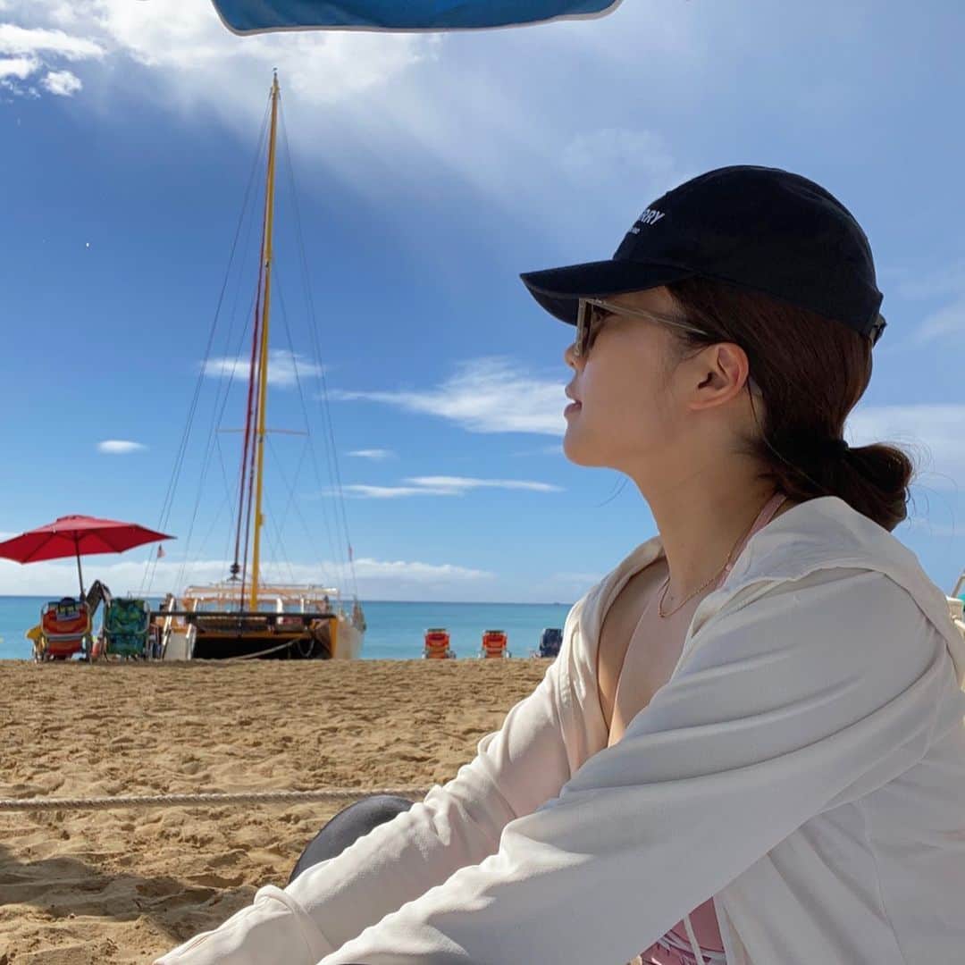 のインスタグラム：「﻿ エネルギーチャージ完了✨﻿ ﻿ さあ2020年も楽しく頑張ろう‼️﻿ ﻿ ﻿ #hawaii #trip﻿ #日本が寒くて凍えてます﻿ #戻りたいよー﻿ #写真6枚目の身長差笑﻿ #モデルさんと並んだ悲劇﻿ #自分のちびっ子具合を﻿ #改めて思い知らされました😂﻿ #あと5cmは欲しかったなぁ﻿ #155cmの叶わぬ願望﻿」