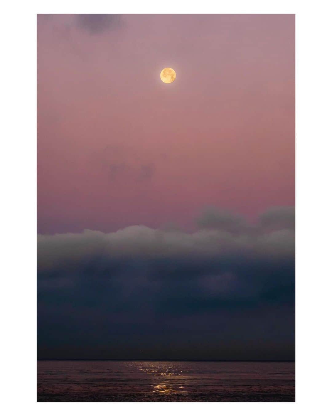 Pete Halvorsenのインスタグラム：「"Saw it written and I saw it say...Pink moon is on its way." 🎶 Nick Drake . Headed away from the pier to catch the moonset this morning and it didn't disappoint...except for when the moon set into the clouds instead of the horizon, that wasn't cool.」