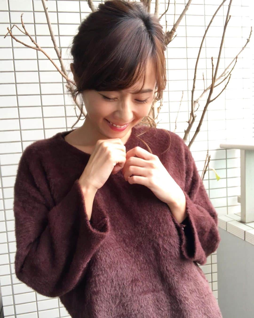 のインスタグラム：「☺︎ 今年は大人モテにこだわると決めたので さっそく ゆるふわアップ 〜モテ服代表のモヘヤトップスに合わせて〜 笑笑 三毛猫カラーがいい感じに雰囲気出してくれました！ * #155cm #ゆるふわアレンジ  #時短ヘアアレンジ 所要時間5分 #大人かわいい #大人モテ #モヘヤニット @7things.official  #プチプラ #休日コーデ #haircolor  #ハイライト #三毛猫カラー @staircase_nakamura  #有言実行」