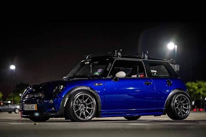 CarsWithoutLimitsさんのインスタグラム写真 - (CarsWithoutLimitsInstagram)「1st generation 2003 Supercharged Mini Cooper S. It was one of the first few purchased in the United States. 45K original miles on a rebuilt upgraded motor 🪁 Owner @__miniac__  #carswithoutlimits #mini」1月12日 12時49分 - carswithoutlimits