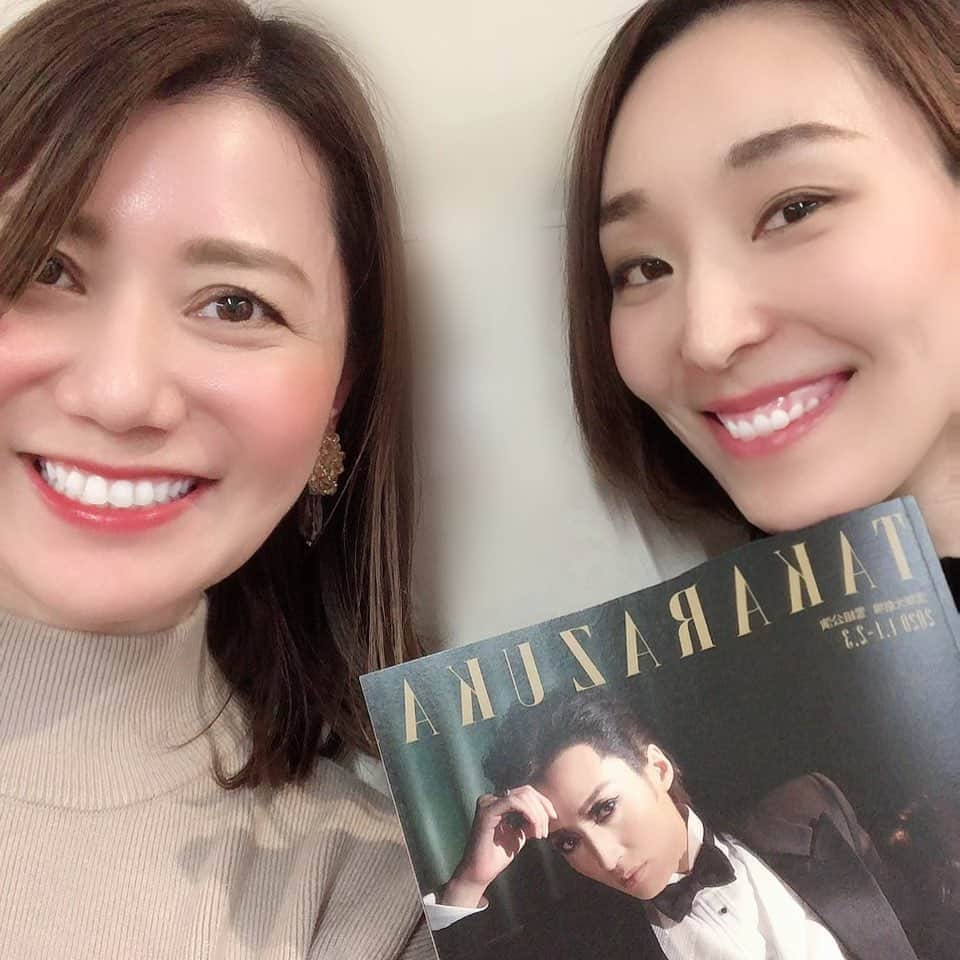 澄輝さやとさんのインスタグラム写真 - (澄輝さやとInstagram)「. 先日、雪組公演を観劇させて頂きました🍀  望海さんの大人の色気、そして心に響くお芝居がとても素敵で、 雪組の皆さんの熱量も素晴らしくて圧倒されました✨  元男役としては、ギャングに扮した男役さん達が並ばれるだけで、胸が高鳴りました。  宝塚って素晴らしい所だな、とまた改めて感じると共に、在団させて頂けた事を幸せに思います✨  寒い時期の公演なので、皆様が体に気をつけて千秋楽まで元気に公演されますように…  #宝塚 #雪組公演 #望海風斗さん #苦悩する姿もお美しい #同期のりーしゃ #どの場面に出ていても同期センサー発動 #イケメン執事 #素敵でした #明日からのエネルギーを頂きました #同期のたじーと一緒に観劇」1月12日 12時52分 - sayato_sumiki_official