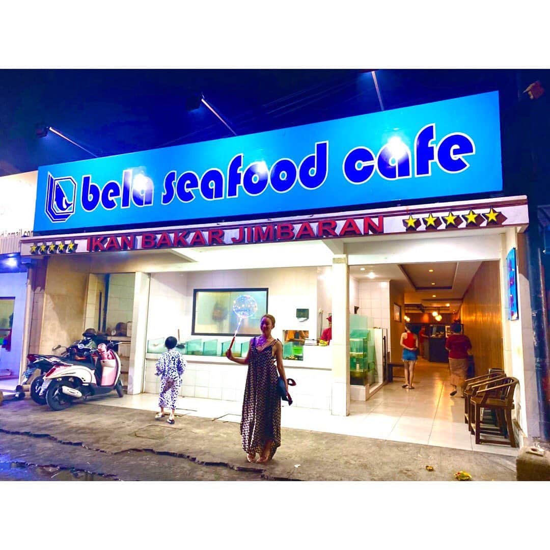 倖田來未さんのインスタグラム写真 - (倖田來未Instagram)「私がバリに行くと必ず行く、﻿ 謎の味噌のかかった貝があるシーフードレストラン「Bela Seafood Cafe」﻿ もーここのハマグリが永遠に食べられるやつです。﻿ 謎の味噌のレシピ教えてほしい。﻿ サンバルマタと掛け合わせたらもっと美味しいです。﻿ お正月なので、凧揚げをしたのでありました！！﻿ ﻿ #海辺はとても賑やかで #とっても素敵なロケーションです #fashion #pinko #yello #pameopose #bali #travel #trip #2020 #倖田來未 #kodakumi ﻿#Indonesia」1月12日 12時58分 - kodakumi_official