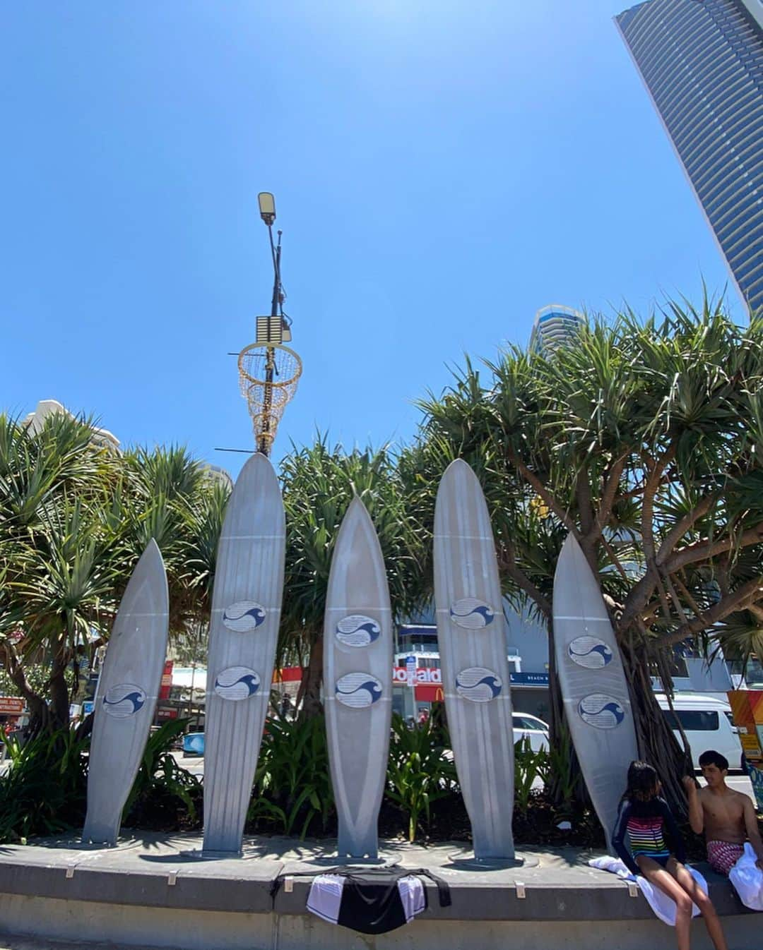 渡辺由布子さんのインスタグラム写真 - (渡辺由布子Instagram)「🌴 ・ ＧＯＬＤ ＣＯＡＳＴ  3都市目は、太陽と海をより近くに感じられる街、#ゴールドコースト。  15年ぶりに訪れた#サーファーズパラダイス は、中国勢の息がかかったせいか観光地化されきっていて、ワイキキの寂れた版といった印象😢  South portやHope islandは、閑静な別荘地やマリーナが広がり、リゾート気分を存分に味わえて好き♡  #Australiatrip #newyearstrip #vacation #vacaymode  #suntan  #hotelhopping  #staycation  #👙 ・ ・ 📍@sheratongrandgoldcoast #GoldCoast #Queensland #Australia #🇦🇺」1月12日 13時09分 - watanabe_yuko