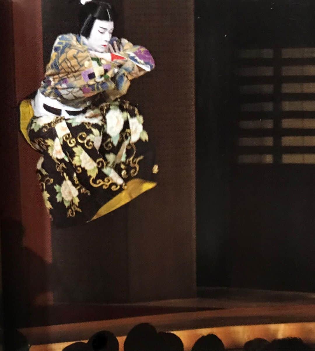 市川染五郎のインスタグラム：「エクラ2月号に連獅子の特集が載っています。舞台面だけでなく舞台裏の写真もたくさんあるので是非ご覧ください。」