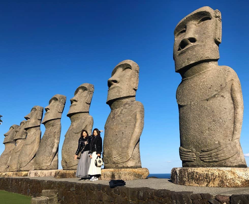 吉田玲奈さんのインスタグラム写真 - (吉田玲奈Instagram)「イースター島に来ちゃった⁉️と思わせる宮崎県の観光スポット✨😍 イースター島から正式許可を得て復元されたモアイ像7体が立ち並ぶ。🗿高さ5.5m。 空と海とモアイ像の景色に圧巻✨✨✨ ここ来てみたかったから、はしゃぐ私に、地元で何度も来たことがあるのぶちゃんポカーン🤣w  #サンメッセ日南 #モアイ像 #🗿#イースター島公認 #イースター島みたい #お正月 #宮崎観光 #宮崎 #宮崎巡り #初宮崎 #モアイ像の写真撮りすぎ #楽しかった #宮崎宣子 ちゃん #観光スポット巡り #のぶちゃんありがとう #暖かい #インスタ映えスポット」1月12日 13時22分 - reina.yoshida.ciel.1218