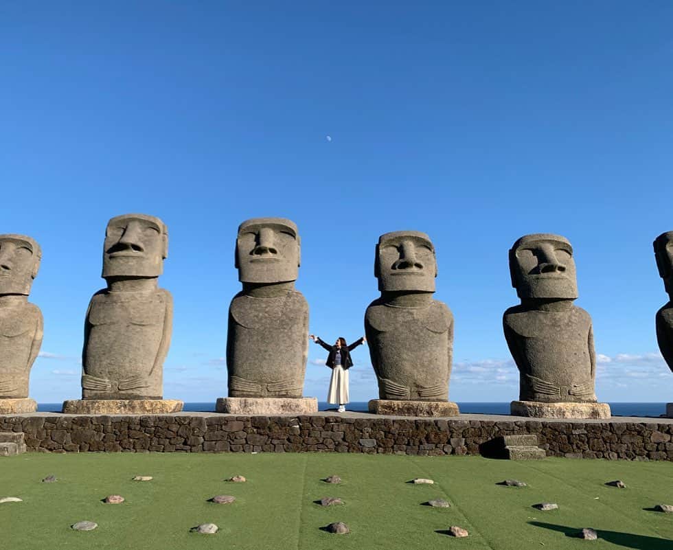 吉田玲奈さんのインスタグラム写真 - (吉田玲奈Instagram)「イースター島に来ちゃった⁉️と思わせる宮崎県の観光スポット✨😍 イースター島から正式許可を得て復元されたモアイ像7体が立ち並ぶ。🗿高さ5.5m。 空と海とモアイ像の景色に圧巻✨✨✨ ここ来てみたかったから、はしゃぐ私に、地元で何度も来たことがあるのぶちゃんポカーン🤣w  #サンメッセ日南 #モアイ像 #🗿#イースター島公認 #イースター島みたい #お正月 #宮崎観光 #宮崎 #宮崎巡り #初宮崎 #モアイ像の写真撮りすぎ #楽しかった #宮崎宣子 ちゃん #観光スポット巡り #のぶちゃんありがとう #暖かい #インスタ映えスポット」1月12日 13時22分 - reina.yoshida.ciel.1218