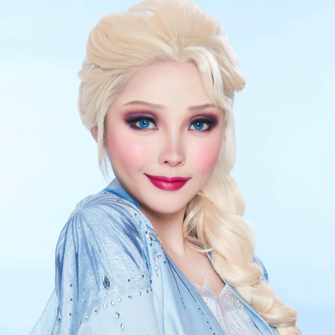 ポニーさんのインスタグラム写真 - (ポニーInstagram)「Elsa transformation makeup is up now!  조금 늦었지만! 엘사 커버 메이크업이 유튜브 채널에 업로드되었습니다! 제가 예전에 했던 엘사보다 좀 더 드라마틱한 룩으로 연출하고 싶어서 이번에도 여러 번 연습하고,  의상도 오래전부터 주문 제작해서 만들어진 영상이에요! 즐겁게 감상해주세요!🧊❄️」1月12日 13時15分 - ponysmakeup