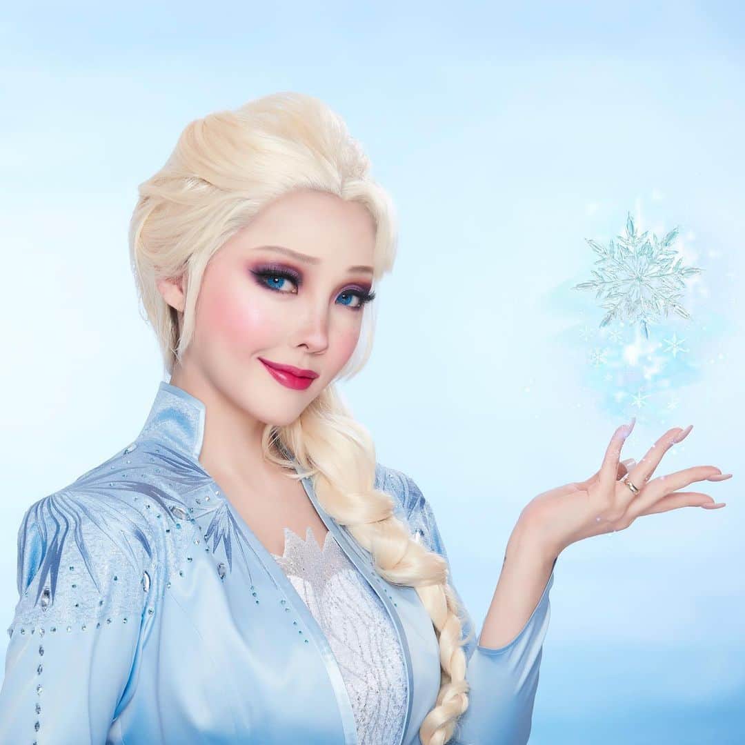 ポニーのインスタグラム：「Elsa transformation makeup is up now!  조금 늦었지만! 엘사 커버 메이크업이 유튜브 채널에 업로드되었습니다! 제가 예전에 했던 엘사보다 좀 더 드라마틱한 룩으로 연출하고 싶어서 이번에도 여러 번 연습하고,  의상도 오래전부터 주문 제작해서 만들어진 영상이에요! 즐겁게 감상해주세요!🧊❄️」