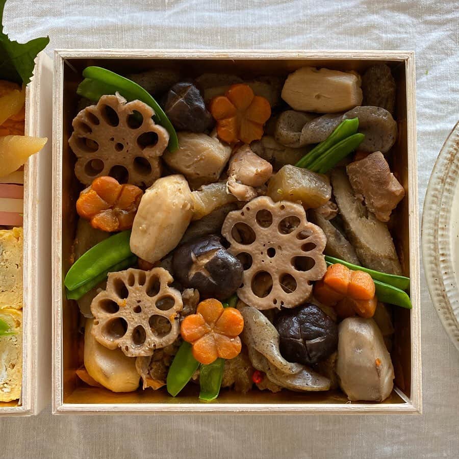 Apricots Artさんのインスタグラム写真 - (Apricots ArtInstagram)「Japanese tradition🇯🇵 今さらながらのおせち🍱 おせち料理の中で好きな品が何ひとつないので あれもこれもアレンジしちゃお！の結果、、 ただの行楽弁当に。 これもまた一興。  あと、鳥取出身の母の影響でうちではお雑煮といえばぜんざいなのです🍡  #フォトジェニック飯シリーズ Created by Mina」1月12日 13時19分 - apricots_art