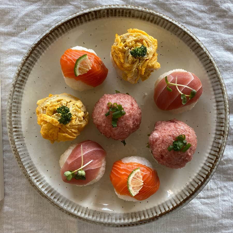 Apricots Artさんのインスタグラム写真 - (Apricots ArtInstagram)「Japanese tradition🇯🇵 今さらながらのおせち🍱 おせち料理の中で好きな品が何ひとつないので あれもこれもアレンジしちゃお！の結果、、 ただの行楽弁当に。 これもまた一興。  あと、鳥取出身の母の影響でうちではお雑煮といえばぜんざいなのです🍡  #フォトジェニック飯シリーズ Created by Mina」1月12日 13時19分 - apricots_art