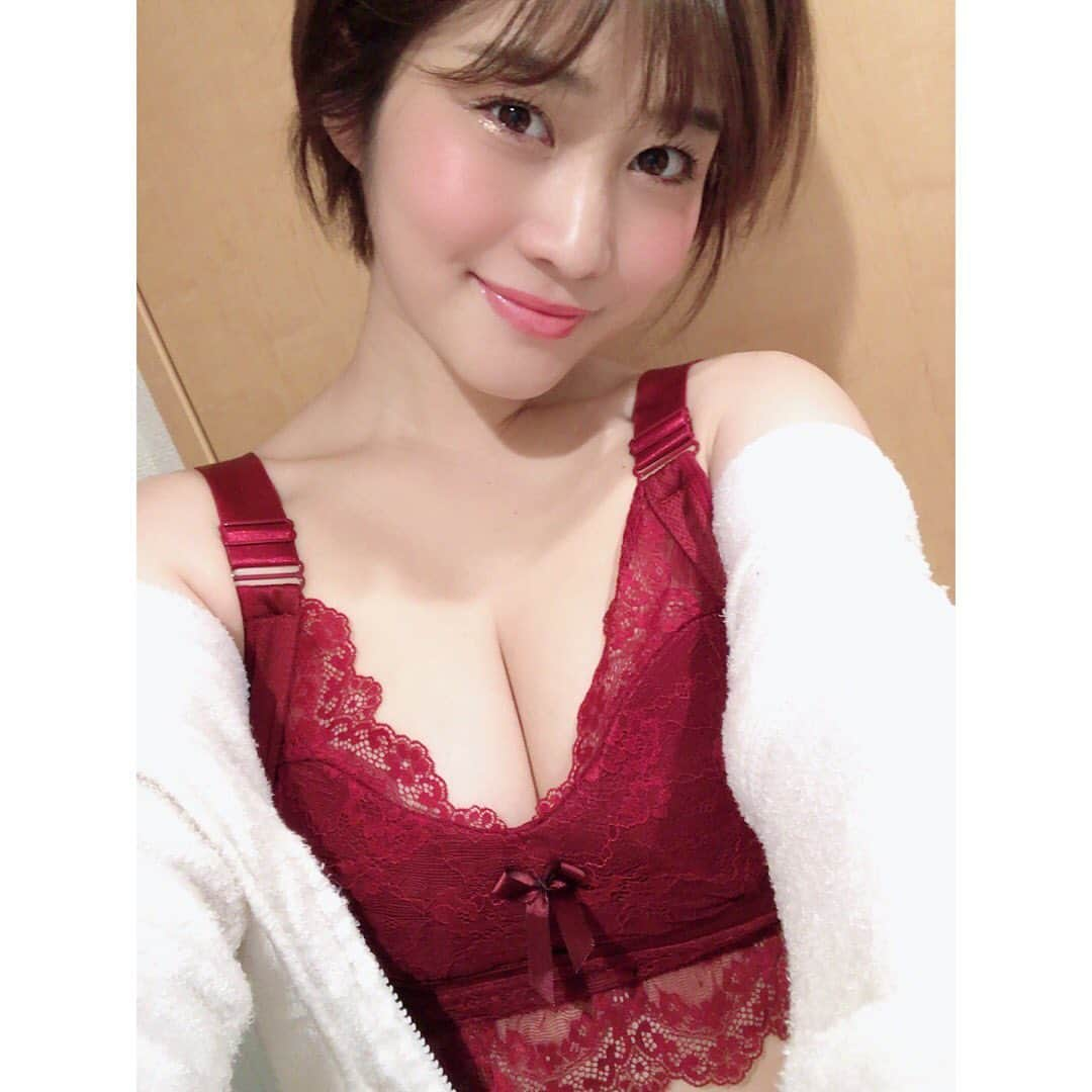 橘花凛さんのインスタグラム写真 - (橘花凛Instagram)「どこのナイトブラ使ってますか？と質問頂いたのですが、わたしはエアリーナイトブラを使ってるよん💓 前はピンクだったけど今回はワインレッド✨ しめつけなく快適に寝れるのでわたしは好きです♩ ストーリーにもURL貼り付けますのでぜひそこからもみてみてね✨  https://nina.webapp.pink/ad/?no=YHswfvnF33  #エアリーナイトブラ　#ナイトブラ」1月12日 13時19分 - rintakahashi0809