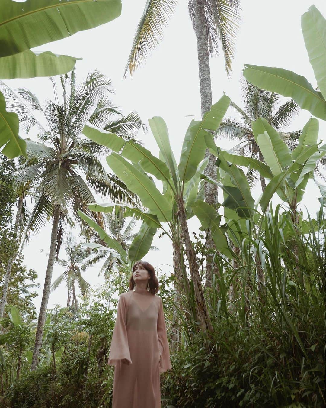 JUNNAのインスタグラム：「in a jungle 🍌🐒 ・ ・ ・ tops/ 近日発売予定 bottom/ #ランダムプリーツパンツ　1月16日19時発売 shoes/ 2019 ETRÉ Spring  販売終了  #etretokyo #2020ETRE_SS #bali #バリ」
