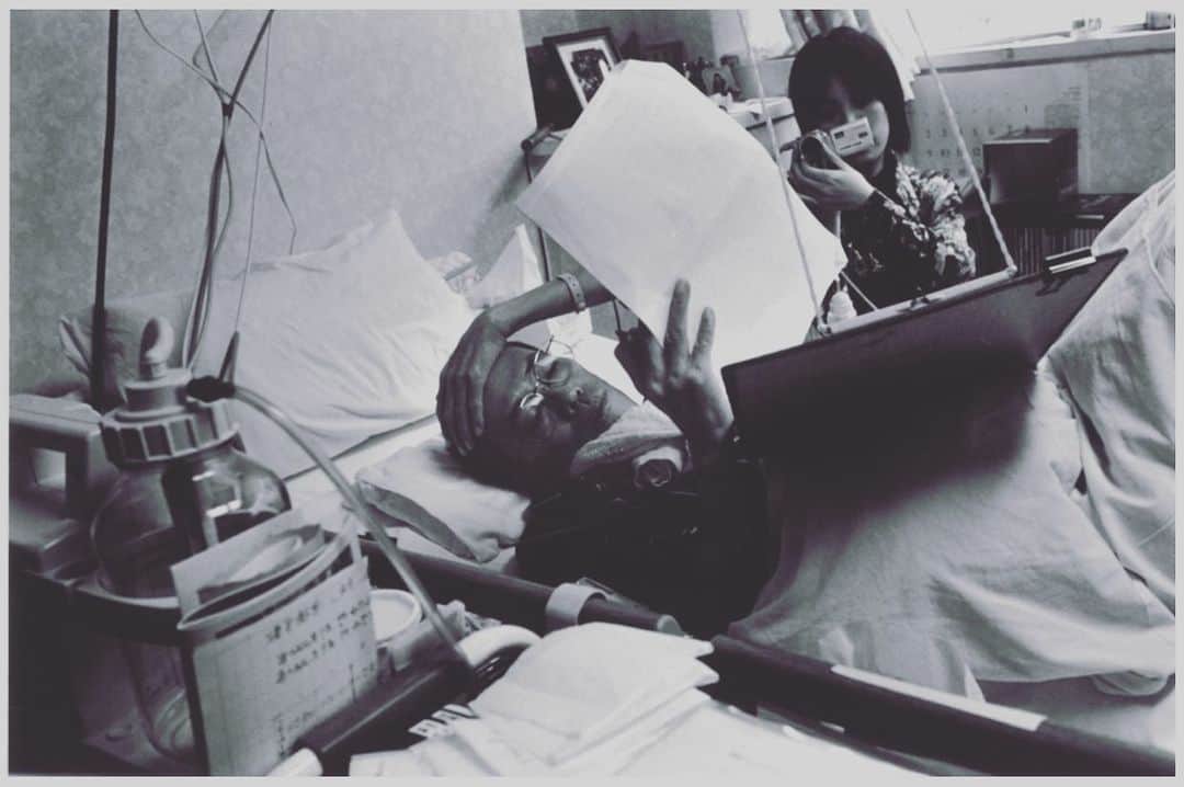 河瀬直美さんのインスタグラム写真 - (河瀬直美Instagram)「国立映画アーカイブ、河瀬直美特集 本日の上映、その２ 『追臆のダンス』2002  食道がんで余命2 ヵ月と宣告された写真評論家の西井一夫から直々に依頼を受けた河瀬が、荻窪の東京衛生病院のホスピスに通い、ベッドに横たわる西井とひたすら問答を繰り返す。なぜ自分に撮影を頼んだのか、疑問を抱きながらも西井と向かい合ううち、河瀬は写真と映画、記憶と記録の違いをめぐるきわどい考察に入り込んでいく。  本日１６時００分より。トーク１７時１０分～  ゲストは、写真家の百々俊二さんと、同じく写真家で、百々俊二さんの息子さんの百々新さん。 お二方とも河瀬のことを昔から支えてくださっている、家族のような存在の方々です。  河瀬のドキュメンタリー映画を大きなスクリーンでご覧いただけるまたとない機会。 上映も、トークもお楽しみください。  国立映画アーカイブ@長瀬記念ホール ＯＺＵ 〒104-0031 東京都中央区京橋 3-7-6  03-5777-8600  Naomi Kawase retrospective at the National Film Archive.  The second screening of today, “Letter from a Yellow Cherry Blossom”(2002) the screening start 4:00pm and talk session start 5:10pm.  The talk session guests are a photographer Shunji Dodo and shunji's son, also a photographer, Arata Dodo.They supported me for a long time. It’s like family.  This is a good opportunity to see the big screening for my documentaries and please enjoy the talk session.  Nagase Memorial Theatre OZU (2nd floor)  3-7-6 Kyobashi, Chuo-ku, Tokyo 104-0031  #shunji dodo #arata dodo #国立映画アーカイブ #本日の上映  #追臆のダンス #百々俊二 #百々新 #河瀬直美  #ドキュメンタリー映画 #naomiKawaseretrospective」1月12日 13時26分 - naomi.kawase