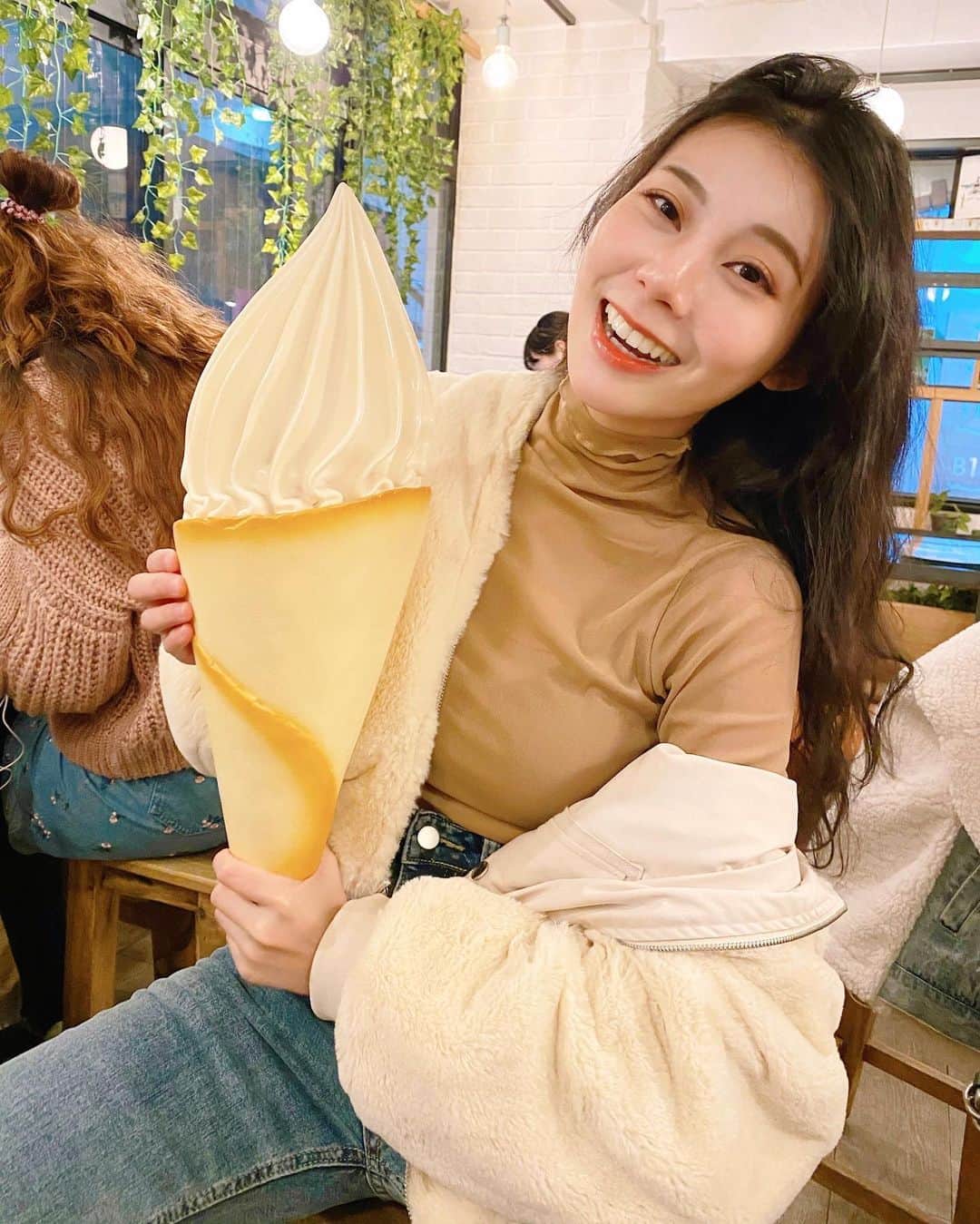 張香香さんのインスタグラム写真 - (張香香Instagram)「超大隻！！！哦ㄍㄧˋ餒～😳 每來日本必吃的超好吃霜淇淋🍦❤️ 如果真的可以吃就太幸福了🤤🤤🤤」1月12日 13時29分 - m40925