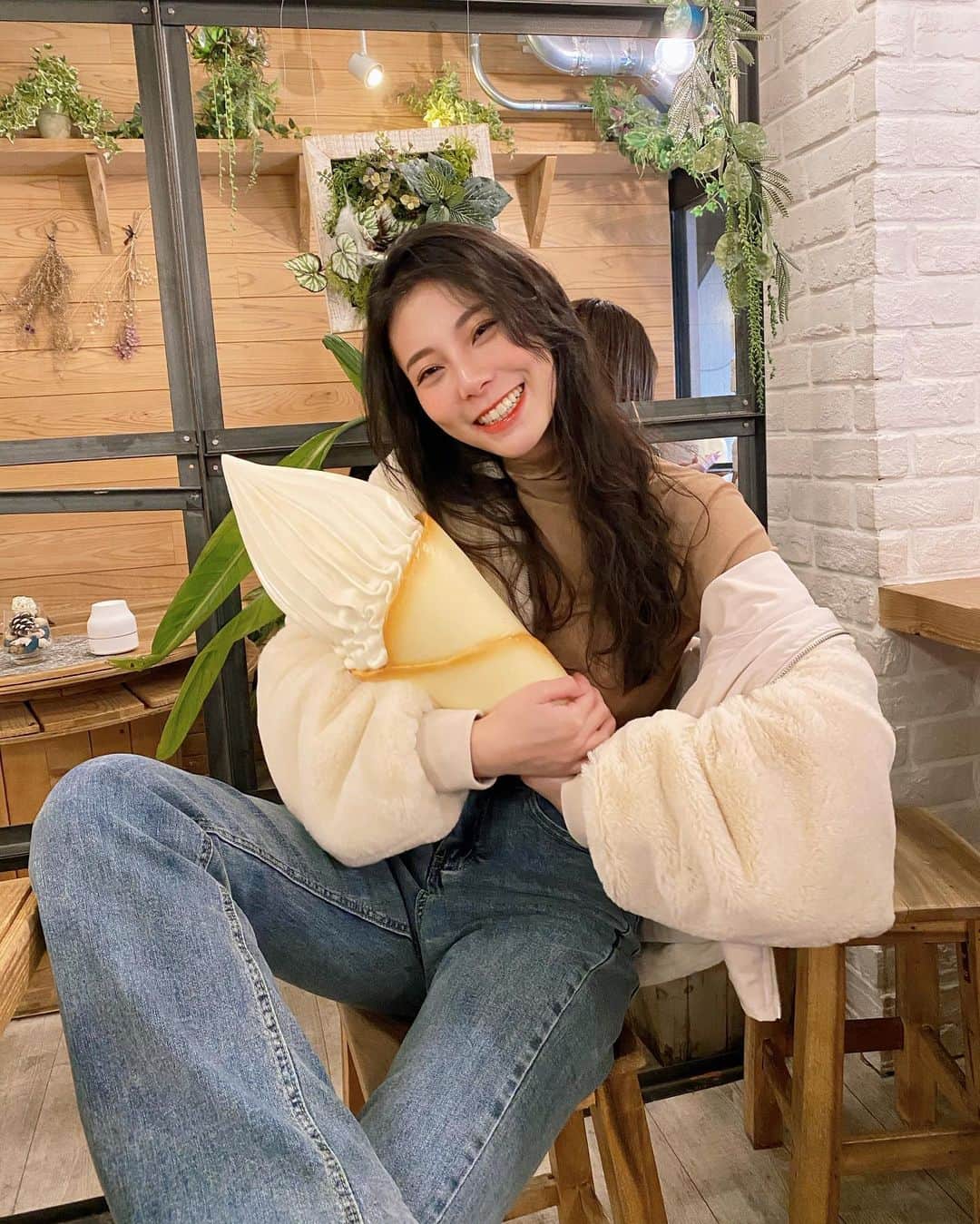 張香香のインスタグラム：「超大隻！！！哦ㄍㄧˋ餒～😳 每來日本必吃的超好吃霜淇淋🍦❤️ 如果真的可以吃就太幸福了🤤🤤🤤」
