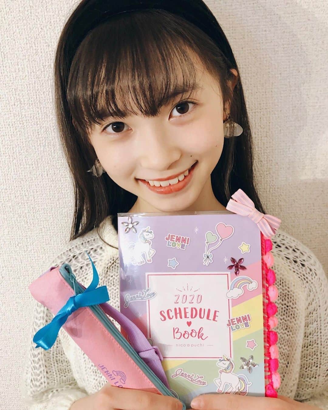 ニコ☆プチのインスタグラム：「💟 #プチモのふろくの使い方 💟﻿ ﻿ ﻿ ﻿ 11人目は、アリス！！！﻿ ﻿ ﻿ 🐰アリスより🐰﻿ ﻿ リボンや花のシールを付けてオリジナルにしました！﻿ ﻿ 私は毎日着たお洋服のコーディネート日記をつけているので、﻿ このスケジュール帳をオシャレ記録帳として使っているよ！☺️﻿ ﻿ とても見やすいからすぐに前着たお洋服を確認したり出来る!!﻿ すごく便利だよ❤️﻿ みんなも使ってみてね～﻿ ﻿ ﻿ ﻿ #ニコプチ　#ニコプチふろく　#アリス﻿ #プチモ　#ジェニィラブ　#スケジュール帳﻿ #ペンケース　#スケジュール帳の使い方﻿ #手帳タイム　#ニコプチふろくのある生活﻿」