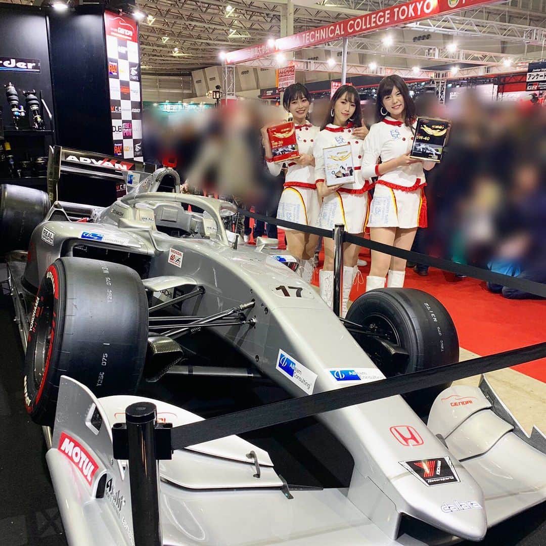 熊林保奈美のインスタグラム：「* . 3人揃っての撮影タイム ありがとうございました📷✨ . この後も引き続きトークショーや物販がありますので、 北10ホールGENDAIブースお立ち寄りください〜😊 . * #オートサロンコンパニオン #東京オートサロン2020  #オートサロン #荻野貴司 #レクサス #GENDAI #FALCONER #エプソムソルト #ワンスマ」