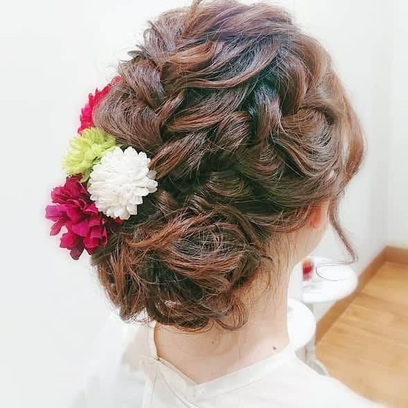 ウェディングプロデュース ラリアンスのインスタグラム：「三つ編みアレンジの和装ヘア。  #hearttreewedding #ハートツリーウェディング #神楽坂 #和装ヘア #生花髪飾り #みつあみ #打ち掛けヘア #花嫁ヘアアレンジ」
