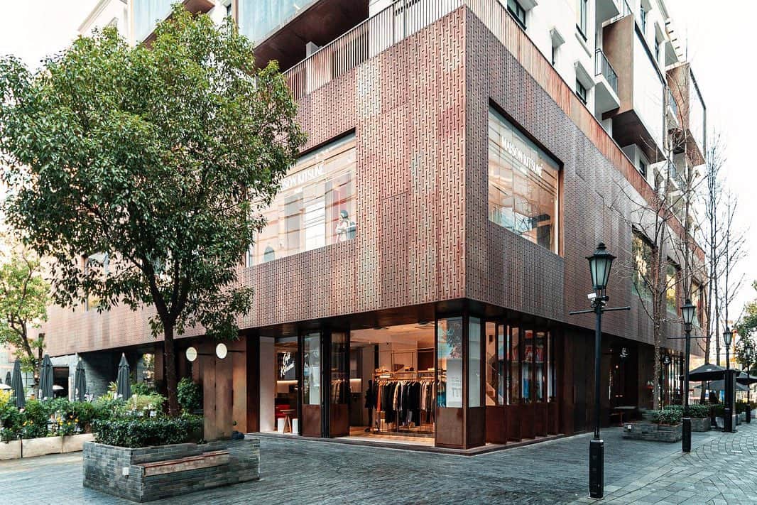Gildas Loaëcのインスタグラム：「New New ! MAISON KITSUNÉ & CAFÉ KITSUNÉ SHANGHAI XINTIANDI FLAGSHIP STORE  Thanks to Maison kitsuné China team as well our beloved team in Paris  You are very welcome to visit our brand new home  No.123 Xingye Road, Xintiandi South, Shanghai, China Monday-Sunday: 11am-11pm」
