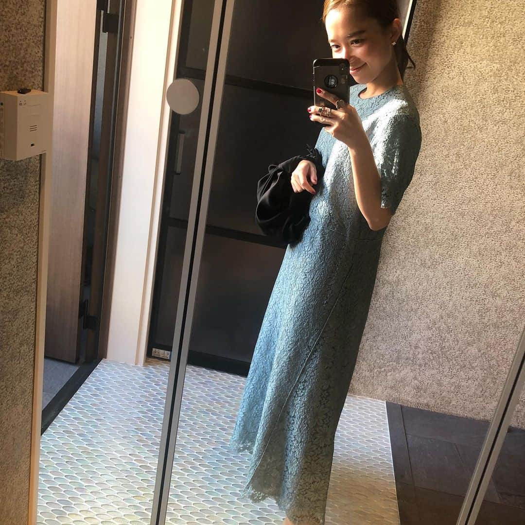 のインスタグラム：「・ おめかしday💄 久しぶりにピンヒールを履き 足が悲鳴をあげた日。。 ・ ・ ・ #therow  #drawer」