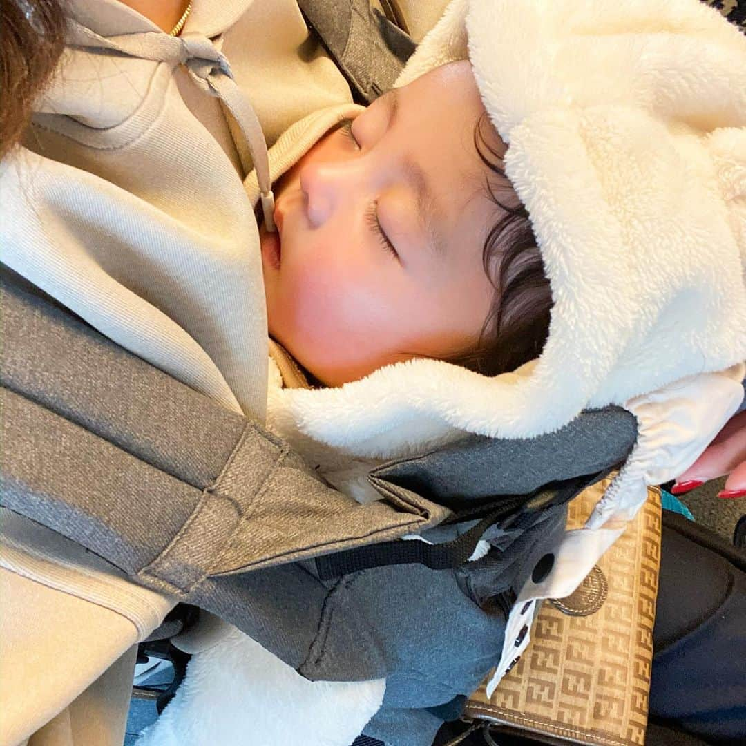 Ayaさんのインスタグラム写真 - (AyaInstagram)「🚅👶🏻👩🏻 実家で結局3週間も甘えてた🧡 パパ👨🏻が待ちくたびれてるわ。笑  新幹線🚅乗る前は未だに 緊張がやばい、、、😨😥 でも今回も乗る寸前に寝てくれて 良かったぁ👶🏻🙏🏻 . . 🍼もすぐ飲めるように準備完了！笑 今日は赤ちゃん多くて心強い👩🏻💞 . . 👩🏻何して過ごそうかな🍭 #0歳#生後5ヶ月#男の子ベビー #新米ママ#ベビフル#コドモノ#8月生まれ #赤ちゃんのいる生活#令和ベイビー」1月12日 14時06分 - aya__fit