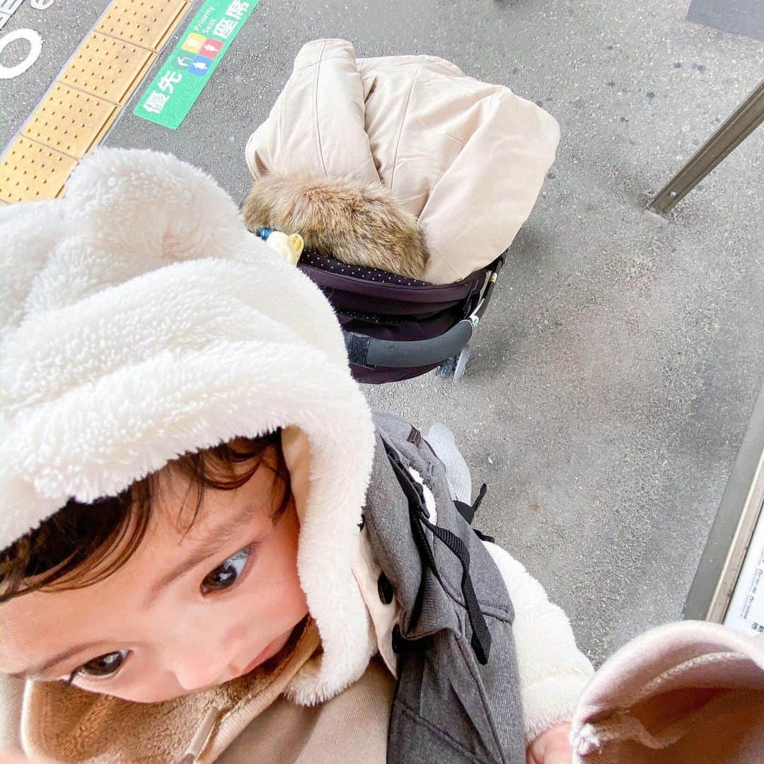 Ayaさんのインスタグラム写真 - (AyaInstagram)「🚅👶🏻👩🏻 実家で結局3週間も甘えてた🧡 パパ👨🏻が待ちくたびれてるわ。笑  新幹線🚅乗る前は未だに 緊張がやばい、、、😨😥 でも今回も乗る寸前に寝てくれて 良かったぁ👶🏻🙏🏻 . . 🍼もすぐ飲めるように準備完了！笑 今日は赤ちゃん多くて心強い👩🏻💞 . . 👩🏻何して過ごそうかな🍭 #0歳#生後5ヶ月#男の子ベビー #新米ママ#ベビフル#コドモノ#8月生まれ #赤ちゃんのいる生活#令和ベイビー」1月12日 14時06分 - aya__fit