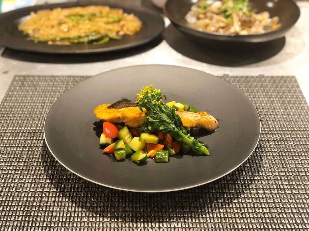 のインスタグラム：「昨晩は、新たまねぎや菜の花で、ちょっぴり早い春の味。 野菜コーナーには菜の花やふきが並び始めて、春の気配を感じました🌼 息子たちが必ず大盛りご飯をおかわりするメニュー。 ピリ辛春雨。アサリと豚肉のワイン蒸し。サーモンのムニエル。 ムニエルには、いただいた白バルサミコとオリーブオイル、塩胡椒に醤油を混ぜたソースで。 #おうちごはん 今日はこれからイベントです。 原宿駅の目の前@cosme tokyo で16時半からトークショーです。 ぜひ❤️❤️❤️」