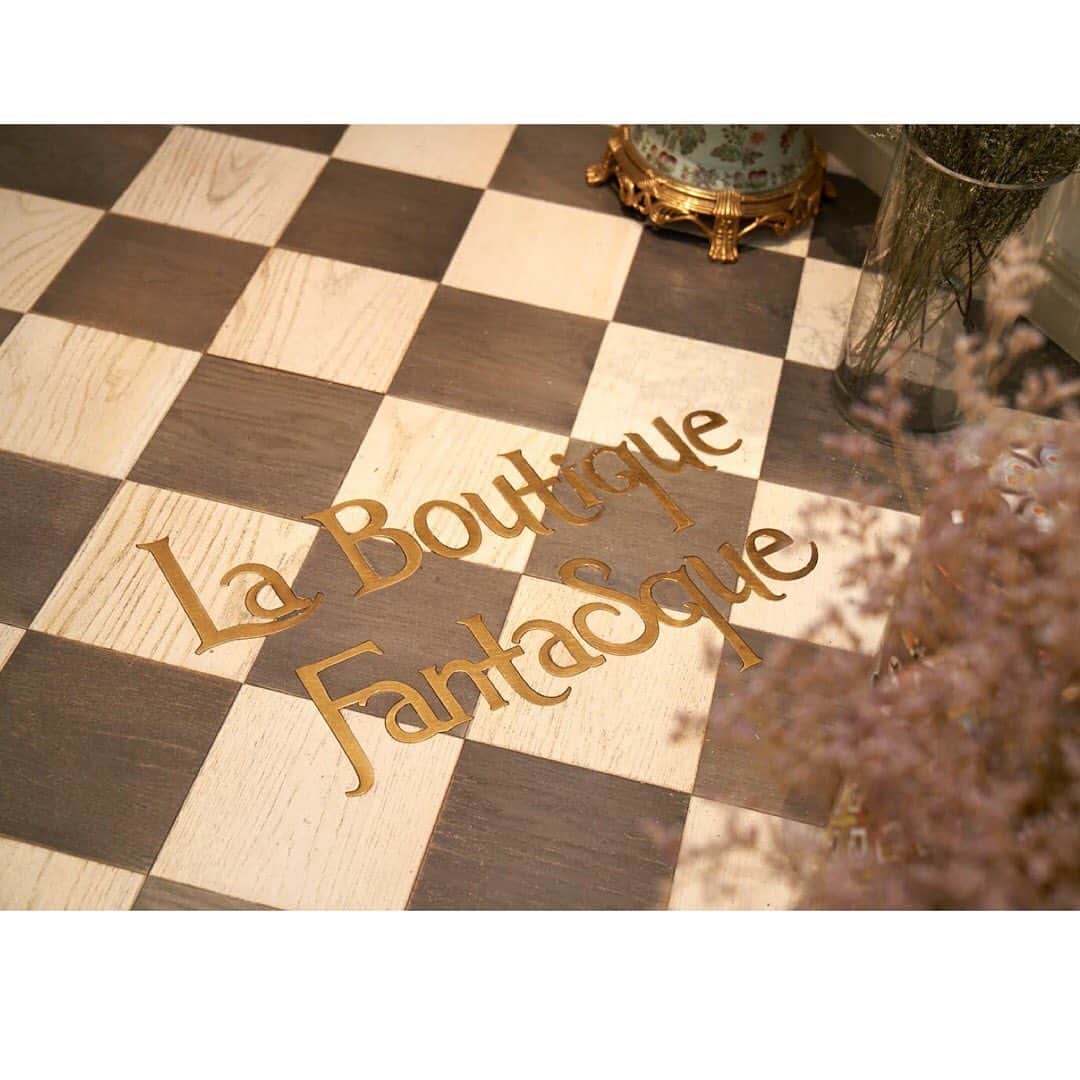 MAISON DE REEFURのインスタグラム：「. 【MERCI SALE】 . . 「贈る」をテーマとした、ギフトサロン《La Boutique Fantasque (ラ ブティック ファンタスク) 》より、感謝をこめて。 . ディレクター・風間ゆみえ氏自らが選りすぐったこだわりのアイテムたち。 . 【展開店舗】 ルミネエスト新宿店・博多店・OFFICIAL WEB SHOP・ZOZOTOWN店 ※ ルミネエスト新宿店・博多店では、『2BUY 10％OFF キャンペーン』を同時開催中！ . #maisondereefur #reefur #laboutiquefantasque #sale #wintersale #winter #winterfashion #fashion #collaboration #gift  #ラブティックファンタスク #ギフト #セール #リーファー #メゾンドリーファー #mercisale #merci #7年間ありがとう . . @maisondereefur @la_boutique_fantasque」