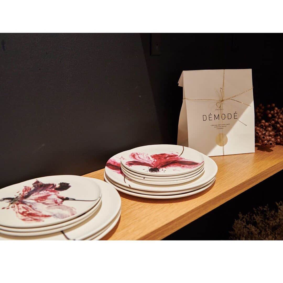 MAISON DE REEFURのインスタグラム：「. 【MERCI SALE】 . . 「贈る」をテーマとした、ギフトサロン《La Boutique Fantasque (ラ ブティック ファンタスク) 》より、感謝をこめて。 . ディレクター・風間ゆみえ氏自らが選りすぐったこだわりのアイテムたち。 . ■DEMODE (デモデ) フランスのライフスタイルショップの草分け的存在として、現在も高い人気を誇る「メルシー（Merci）」。その創業者であるマリー=フランス・コーエンが義理の娘や友人たちとスタートさせたブランド。 . ファーストコレクションのテーマは、「アーティストを我が家に」。 マリーの息子の友人である画家のガエル・ダヴランシュが描いた、花の油彩画をモチーフにしたプレート。 . 花が咲き終わり、新しい種を生み出す美しさを描いたプレートは、お料理の盛り付けはもちろん、インテリアとして飾ったりと、アートを身近に感じさせてくれるとっておきの一枚。 . ■ Bread Plate/@la_boutique_fantasque . ■ Dessert Plate/ @la_boutique_fantasque . 【展開店舗】 ルミネエスト新宿店・博多店・OFFICIAL WEB SHOP・ZOZOTOWN店 ※ ルミネエスト新宿店・博多店では、『2BUY 10％OFF キャンペーン』を同時開催中！ . #maisondereefur #reefur #laboutiquefantasque #sale #wintersale #winter #winterfashion #fashion #collaboration #gift #demode #plate #dish #デモデ #ラブティックファンタスク #ギフト #プレート #セール #リーファー #メゾンドリーファー #mercisale #merci #7年間ありがとう . . @maisondereefur @la_boutique_fantasque @demodeparis」