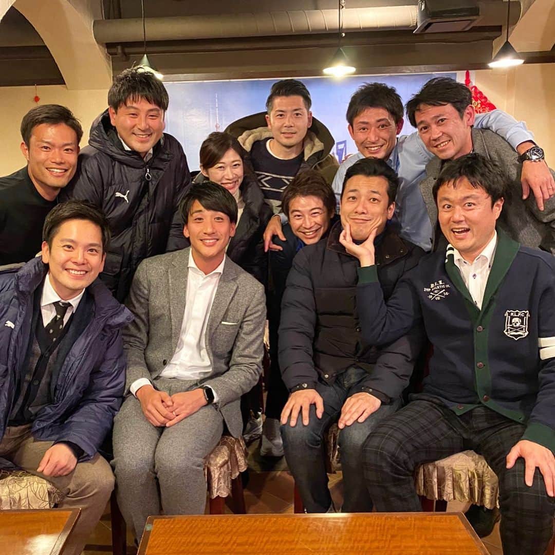 本野大輔のインスタグラム：「第98回全国高校サッカー選手権 準決勝の中継が終わったあとの食事会。アナウンサー仲間です！  ２枚目の写真は同期の青森放送、菅原厚アナウンサーが、放送席に入る直前に『本野くん頑張って』と神田明神の勝ち守りをくれました。 スーツの胸ポケットに、袋のまま入れて実況しました。本当に嬉しかったです。宝物にします。 民間放送43社の仲間と作り上げてきた放送。 いよいよ明日決勝です。 中野謙吾アナウンサー決勝実況頑張ってください！  #高校サッカー選手権 #食事会 #アナウンサー #神田明神 #勝守 #仲間」