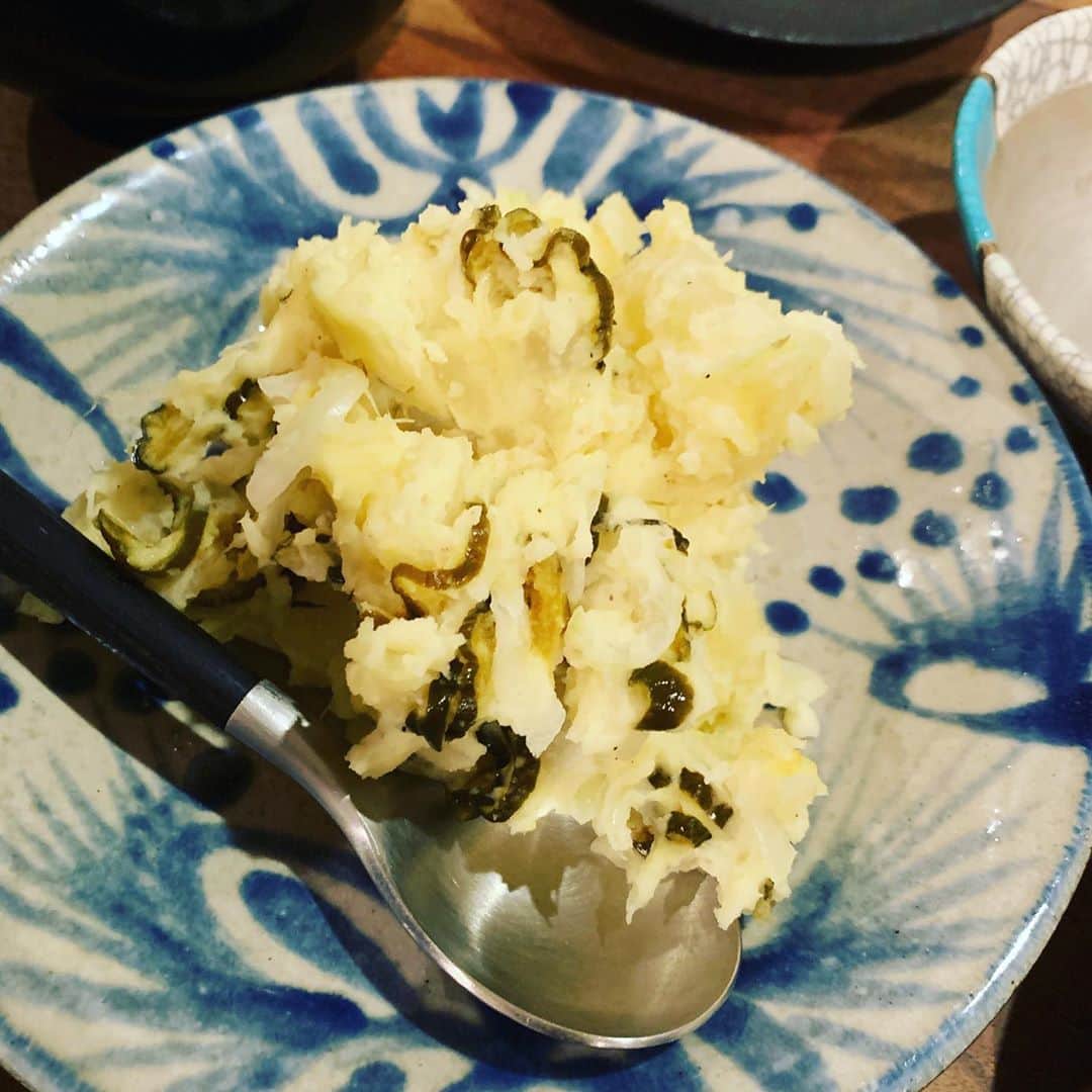 安田美沙子さんのインスタグラム写真 - (安田美沙子Instagram)「晩御飯✨全部簡単なので、何も考えずに作れるやつ❤️ 炊き込みご飯は翌日お客さんにおにぎりにしたいから、沢山めに炊きました。 納豆、ネギのオムレツ。 柴漬けポテサラby @maikodeluxe  冷や奴に醤油麦麹×ねぎ×フライドオニオン。 キャベツとアオサのお味噌汁。 最近、息子もお野菜嫌いから抜け出してくれた気がする😭✨ あと一口！とか言うと食べてみて、ん？意外とおいしい！という顔をして、パクパク食べ出す。 嬉しいなぁ🥬 そういうのって、何だかんだお味噌汁とか、発酵物だったりする気がする😊✨ 大人になった時に、丈夫な基盤が出来ればいいね⭐️ . . . #instagood #instafood #簡単料理 #みさこクッキング #やちむん #九谷焼 #vermicular  #鳴子漆器 #食育インストラクター #健康食コーディネーター  #食品衛生責任者の資格も最近ゲット #勉強になりました @chefoodo_woman が1/14にガイアの夜明けに出る予定」1月12日 14時51分 - yasuda_misako