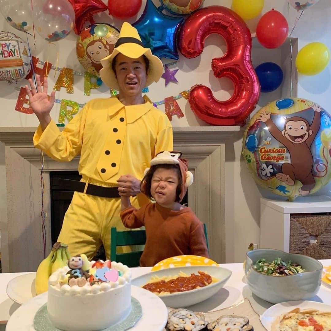 Jaeyoon Choiさんのインスタグラム写真 - (Jaeyoon ChoiInstagram)「3살 축하해! 🎂🎉🎊🎈 #happybirthday with #curiousgeorge and #manwiththeyellowhat」1月12日 15時03分 - jaeyoonc