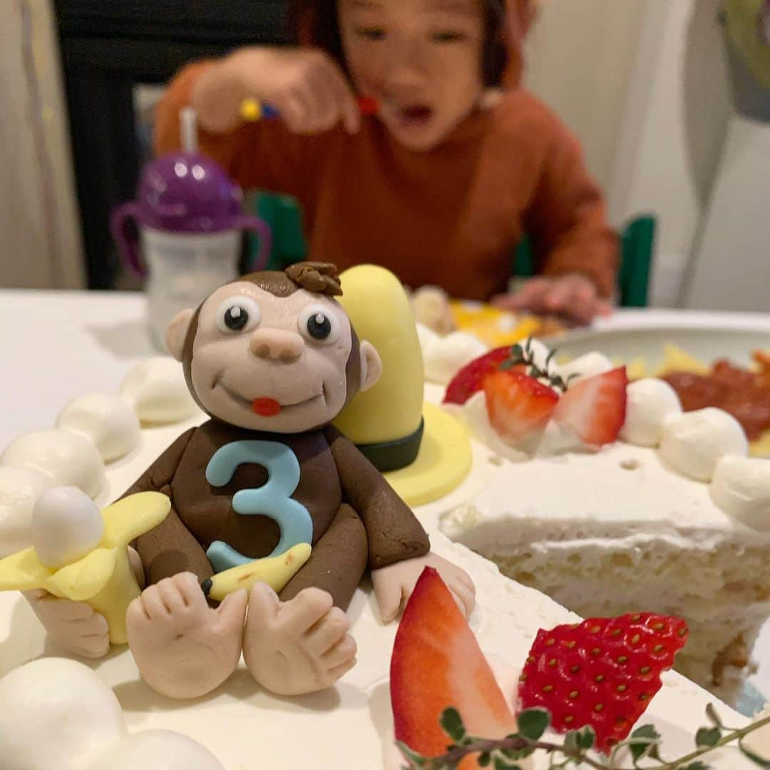 Jaeyoon Choiさんのインスタグラム写真 - (Jaeyoon ChoiInstagram)「3살 축하해! 🎂🎉🎊🎈 #happybirthday with #curiousgeorge and #manwiththeyellowhat」1月12日 15時03分 - jaeyoonc