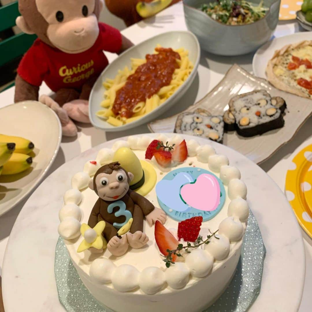 Jaeyoon Choiさんのインスタグラム写真 - (Jaeyoon ChoiInstagram)「3살 축하해! 🎂🎉🎊🎈 #happybirthday with #curiousgeorge and #manwiththeyellowhat」1月12日 15時03分 - jaeyoonc