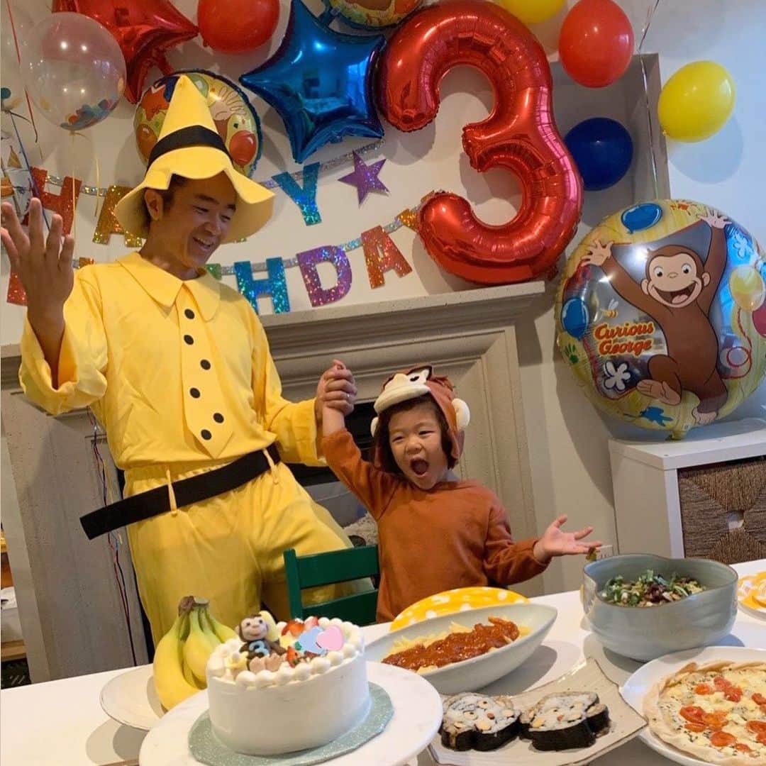 Jaeyoon Choiのインスタグラム：「3살 축하해! 🎂🎉🎊🎈 #happybirthday with #curiousgeorge and #manwiththeyellowhat」