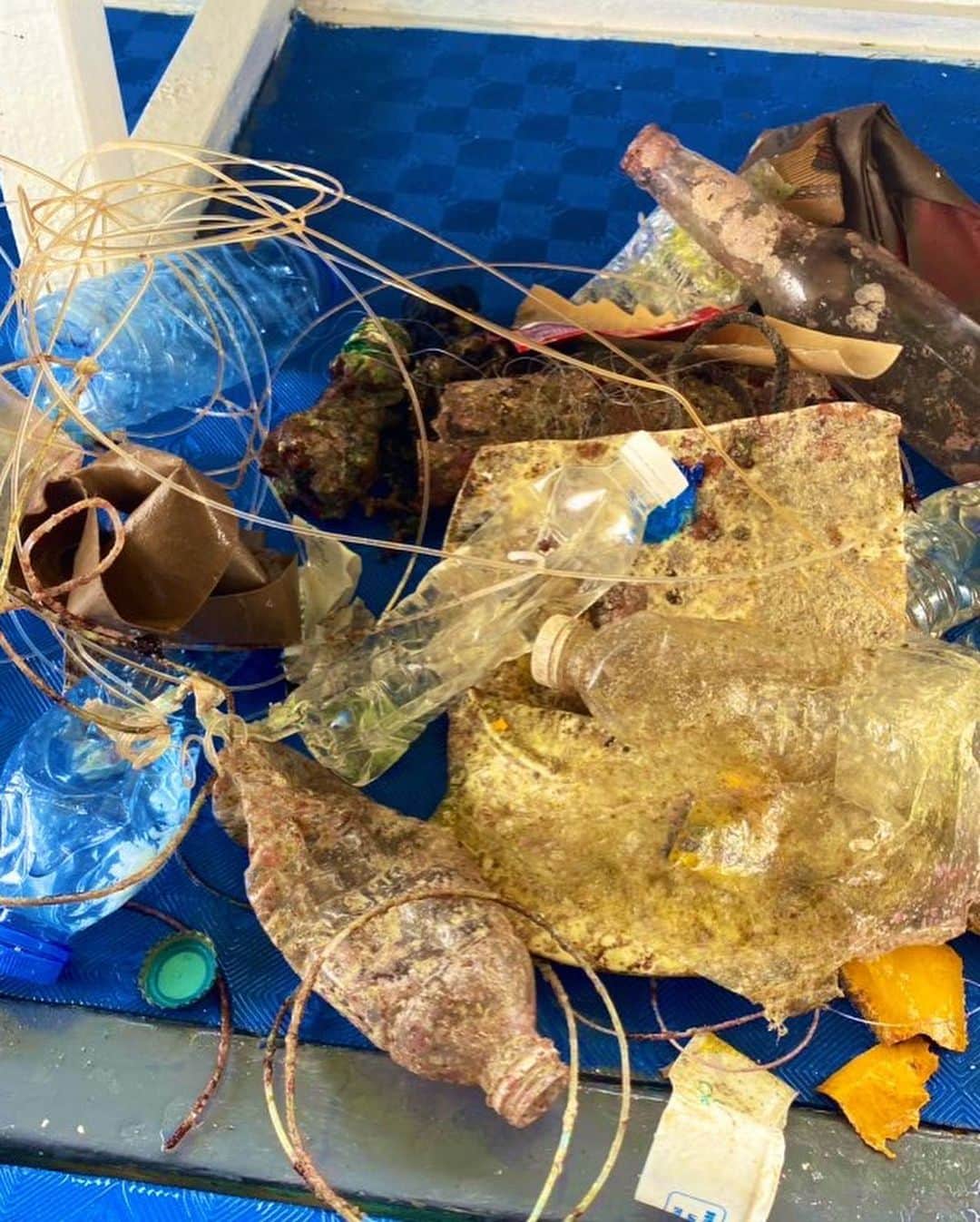 須藤元気さんのインスタグラム写真 - (須藤元気Instagram)「ダイビングをしながら海のゴミ拾いをするプロジェクトを初めてみました。海に年間少なくとも800万トンものプラスチックごみが流れこんでいると言われています。写真は僕が2ダイブで取ったゴミの量。海洋プラスチック問題を解決していけるよう頑張ります！#海洋プラスチック」1月12日 15時04分 - sudogenki