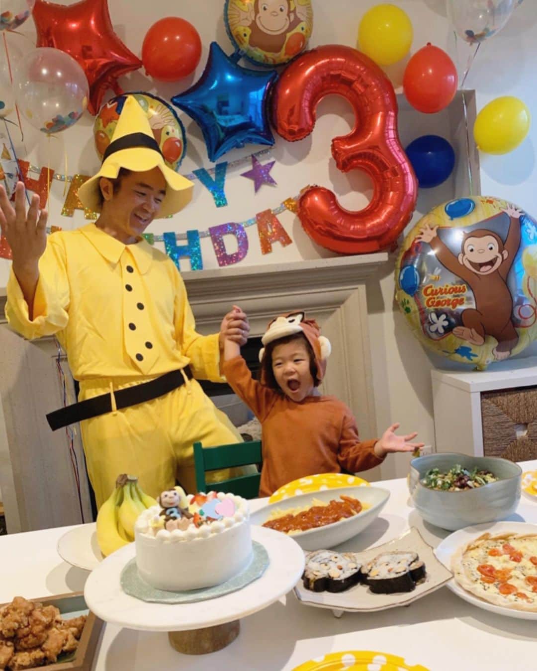 高木りなさんのインスタグラム写真 - (高木りなInstagram)「Happy birthday to my monkey🐒🍌❤️💛💙 3歳のお誕生日は、大好きな#おさるのジョージ になりきって。#黄色い帽子のおじさん もゲストで来てくれましたー！💛🤣 세살생일은 아들이 좋아하는 Curious George 와~ 특별게스트로 노란모자아저씨ㅋ🐒💛✨ . #happybirthday #3yearsold #boymom #curiousgeorge #manwiththeyellowhat  #생일축하해 #お誕生日おめでとう」1月12日 15時23分 - rinasvoyage