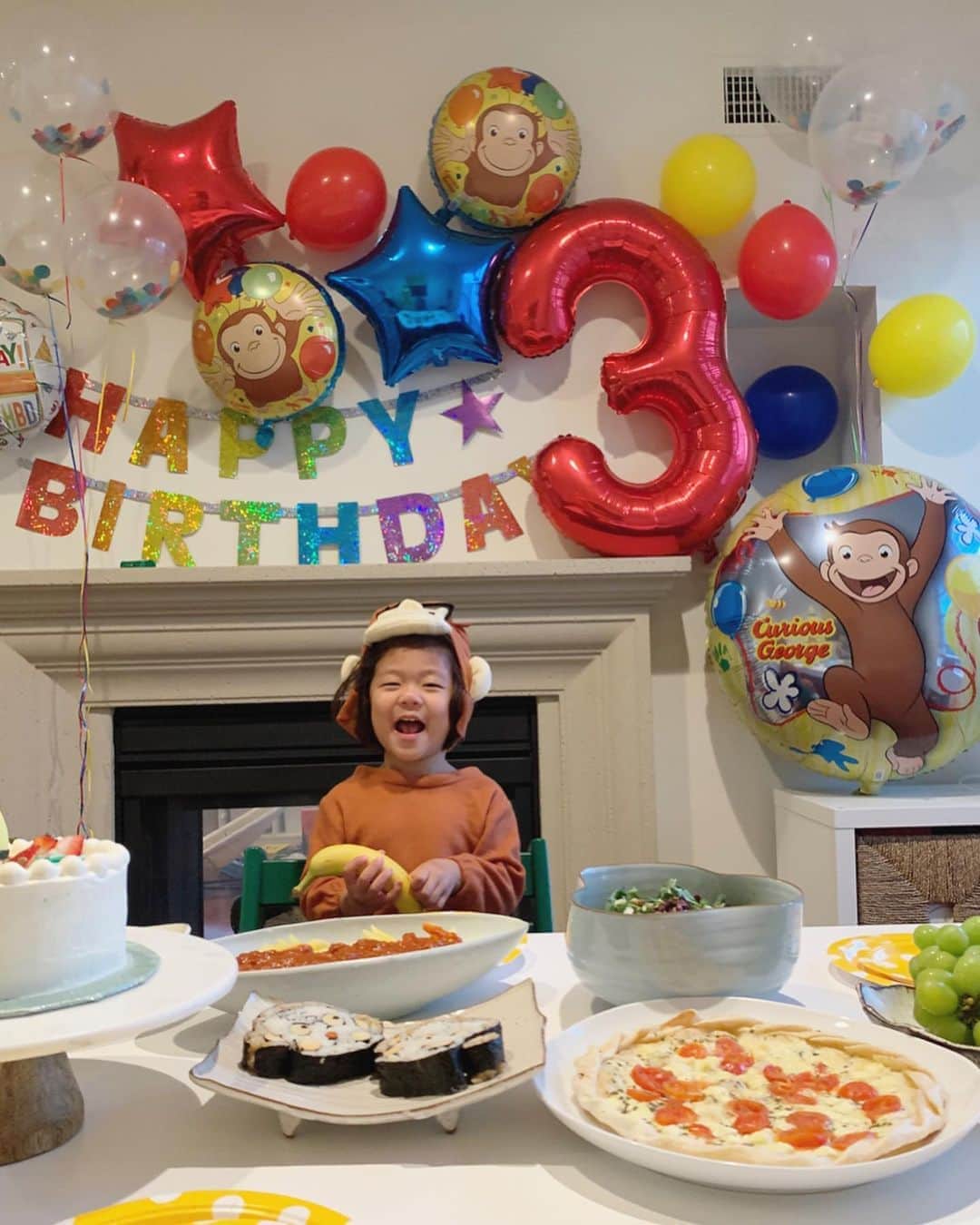 のインスタグラム：「Happy birthday to my monkey🐒🍌❤️💛💙 3歳のお誕生日は、大好きな#おさるのジョージ になりきって。#黄色い帽子のおじさん もゲストで来てくれましたー！💛🤣 세살생일은 아들이 좋아하는 Curious George 와~ 특별게스트로 노란모자아저씨ㅋ🐒💛✨ . #happybirthday #3yearsold #boymom #curiousgeorge #manwiththeyellowhat  #생일축하해 #お誕生日おめでとう」